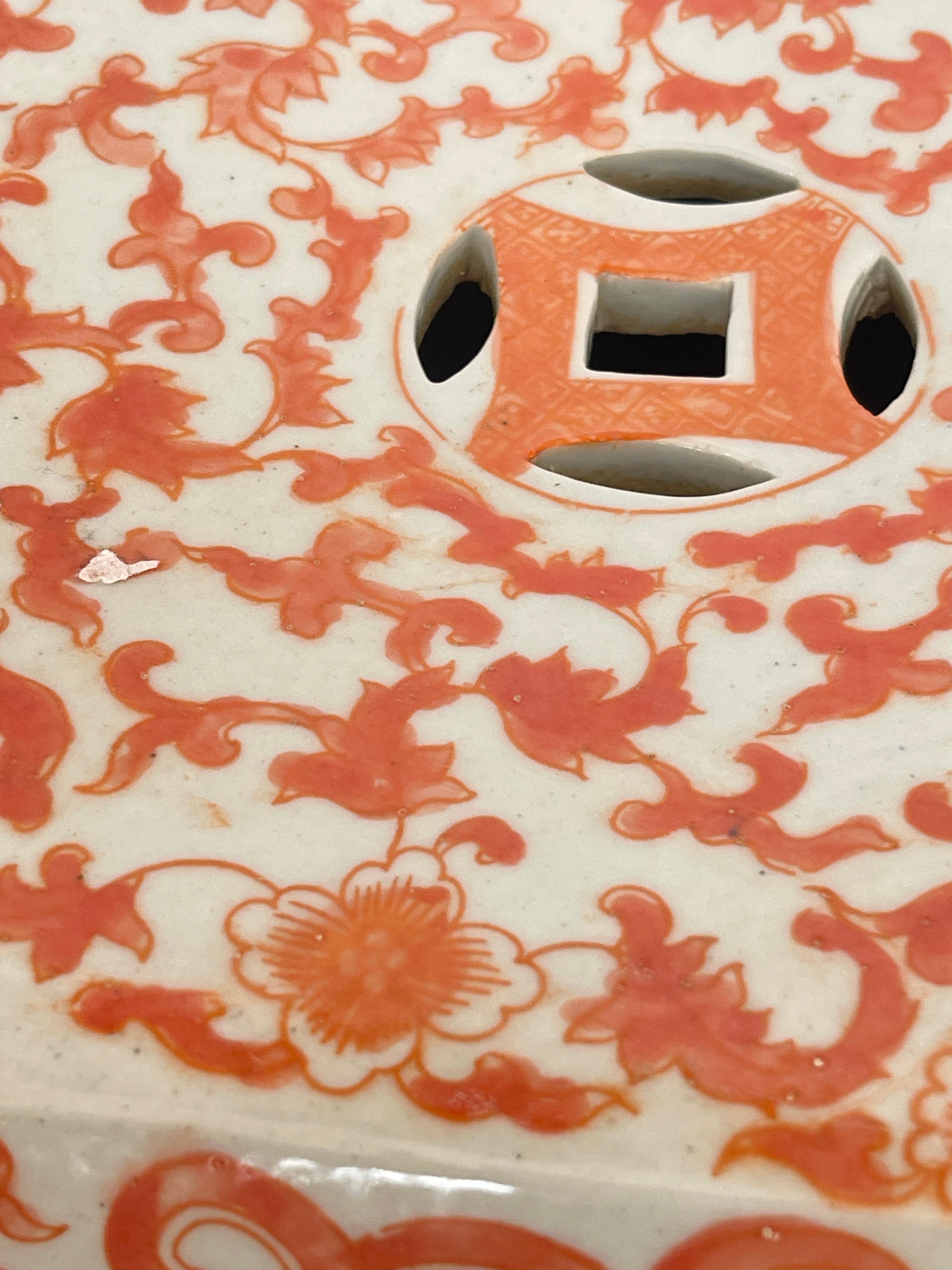 Paire de tabourets de jardin octogonaux asiatiques anciens, couleur blanc cassé et saumon, Hong Kong en vente 2