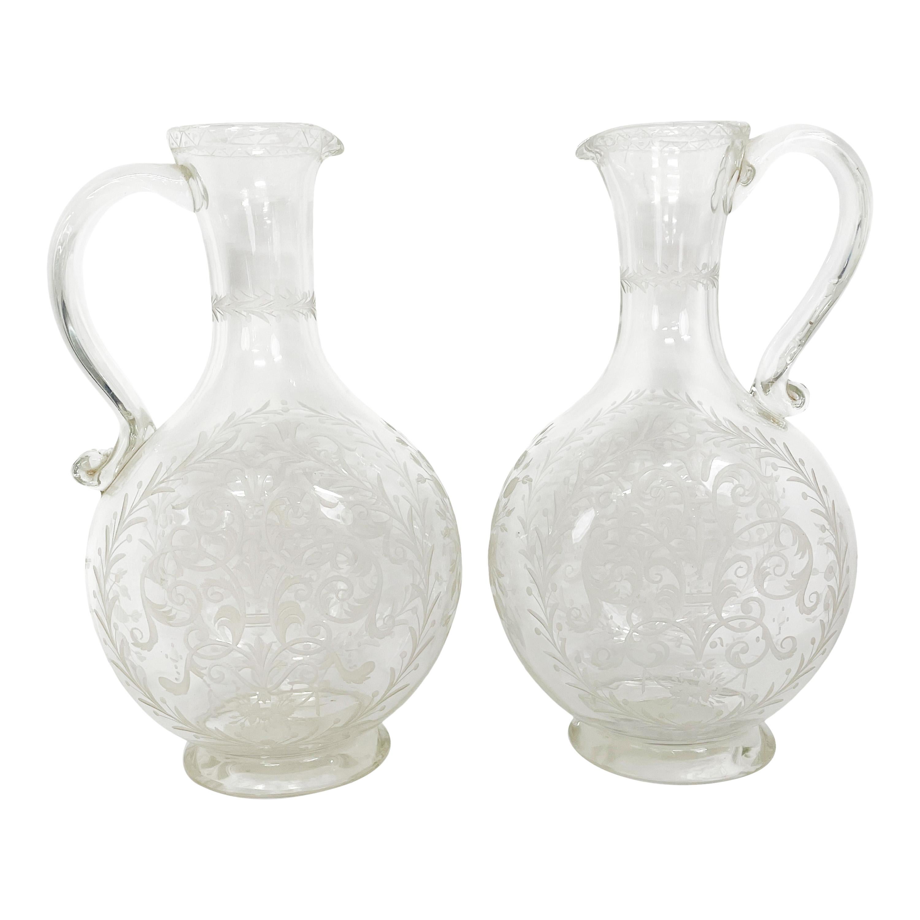 Fatto a mano Coppia di antichi decantatori di vino e liquori in vetro inciso Lobmeyr 1880 in vendita