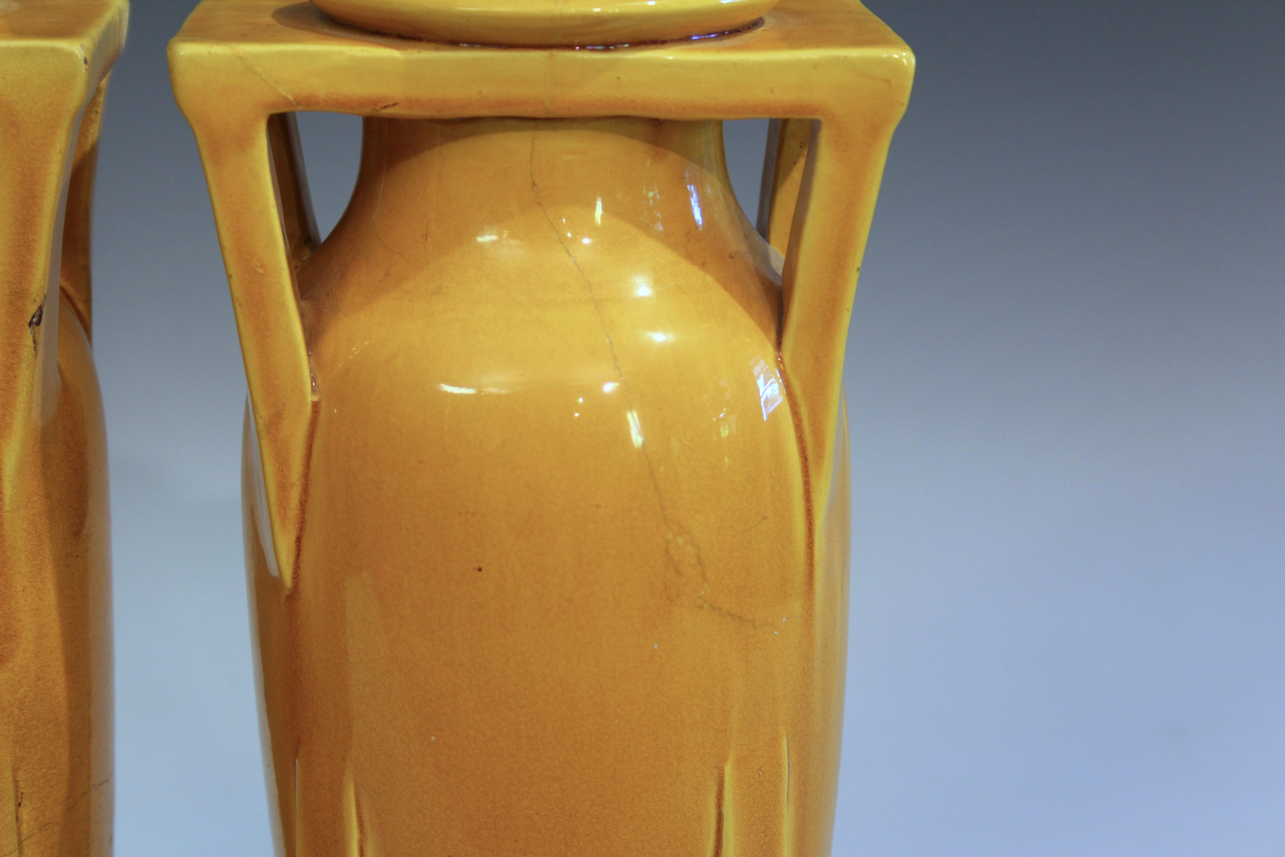 Coppia di antichi vasi Architectural Pottery Awaji Art Deco Yellow Buttress in vendita 2