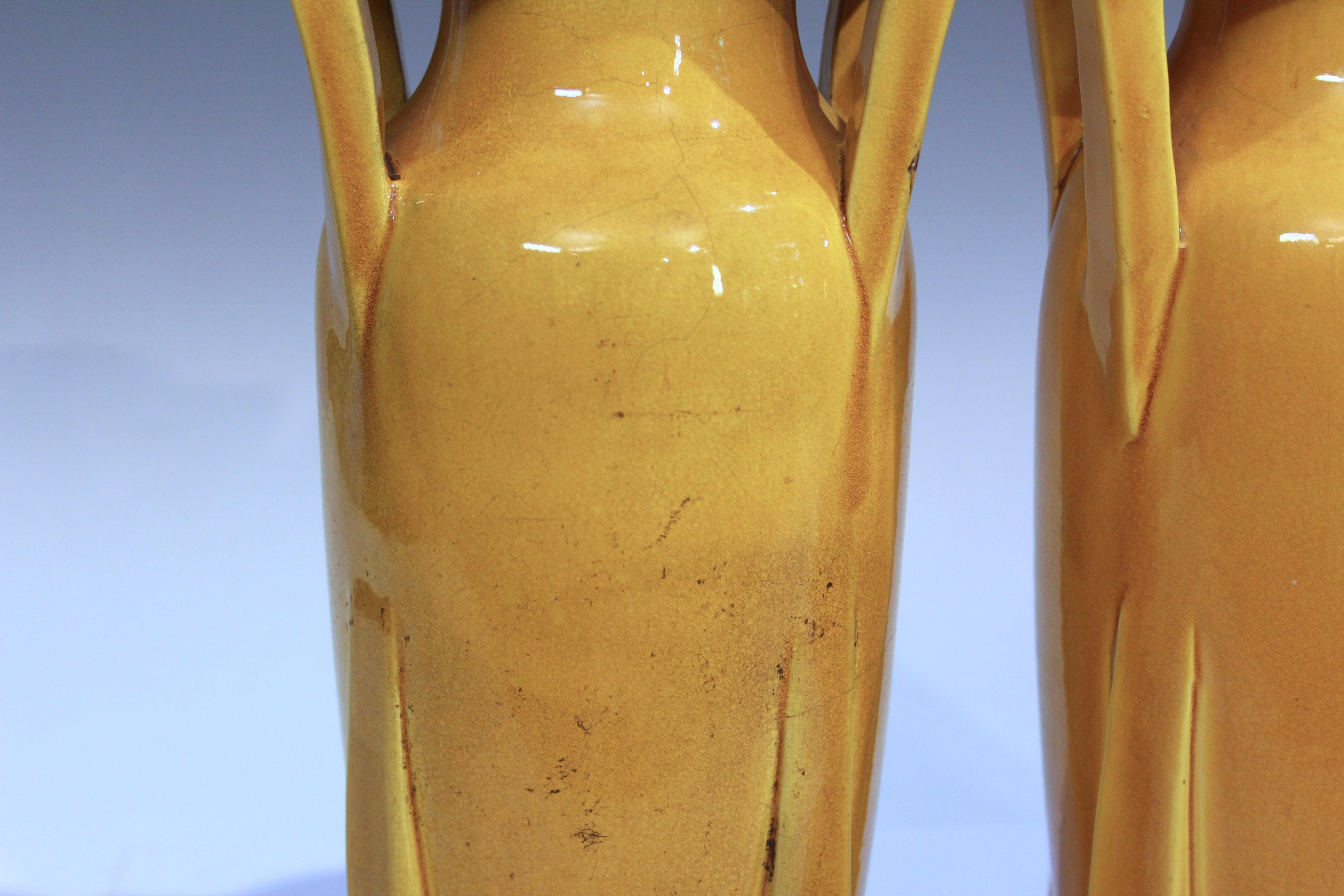 Coppia di antichi vasi Architectural Pottery Awaji Art Deco Yellow Buttress in vendita 3