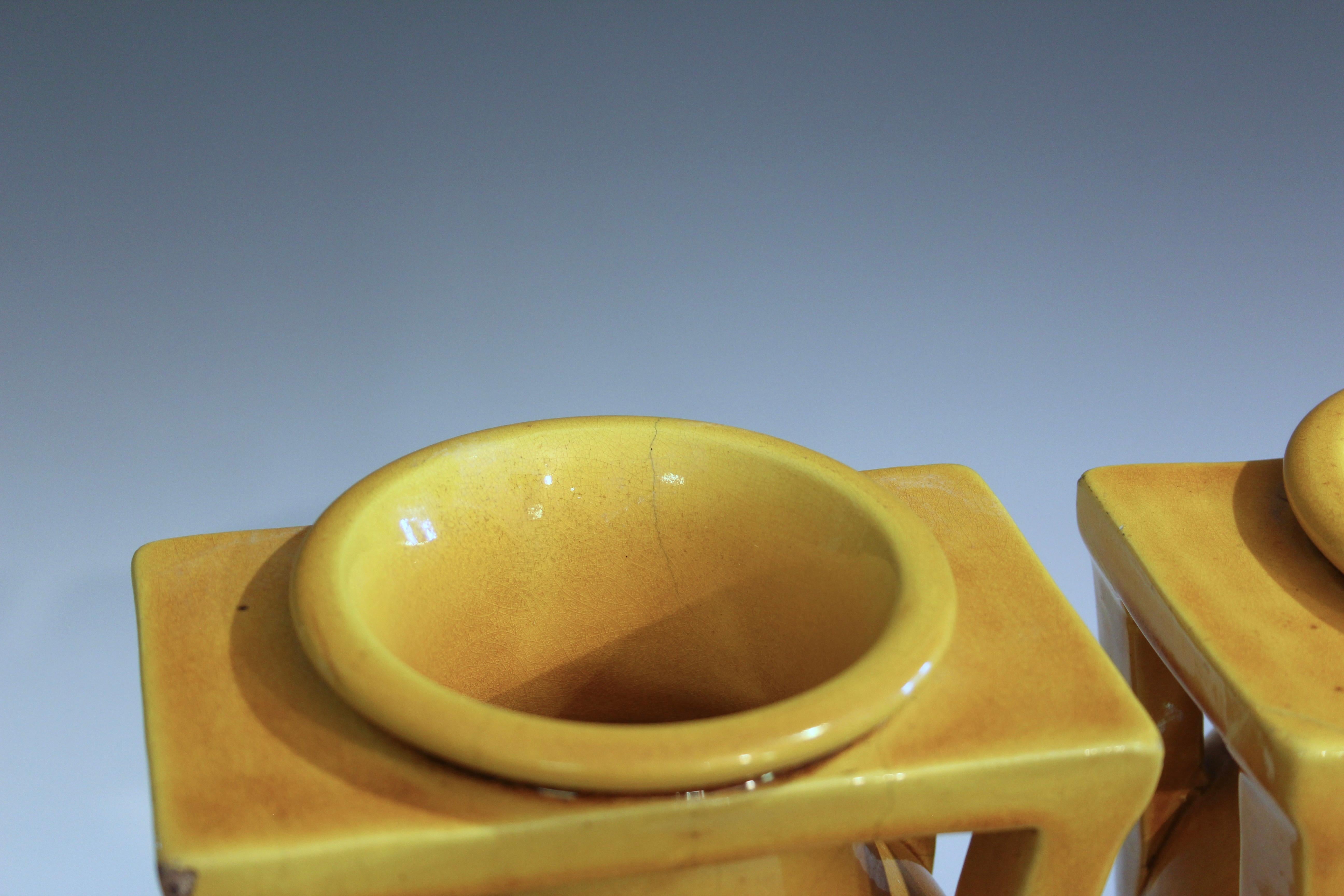 Coppia di antichi vasi Architectural Pottery Awaji Art Deco Yellow Buttress in vendita 4