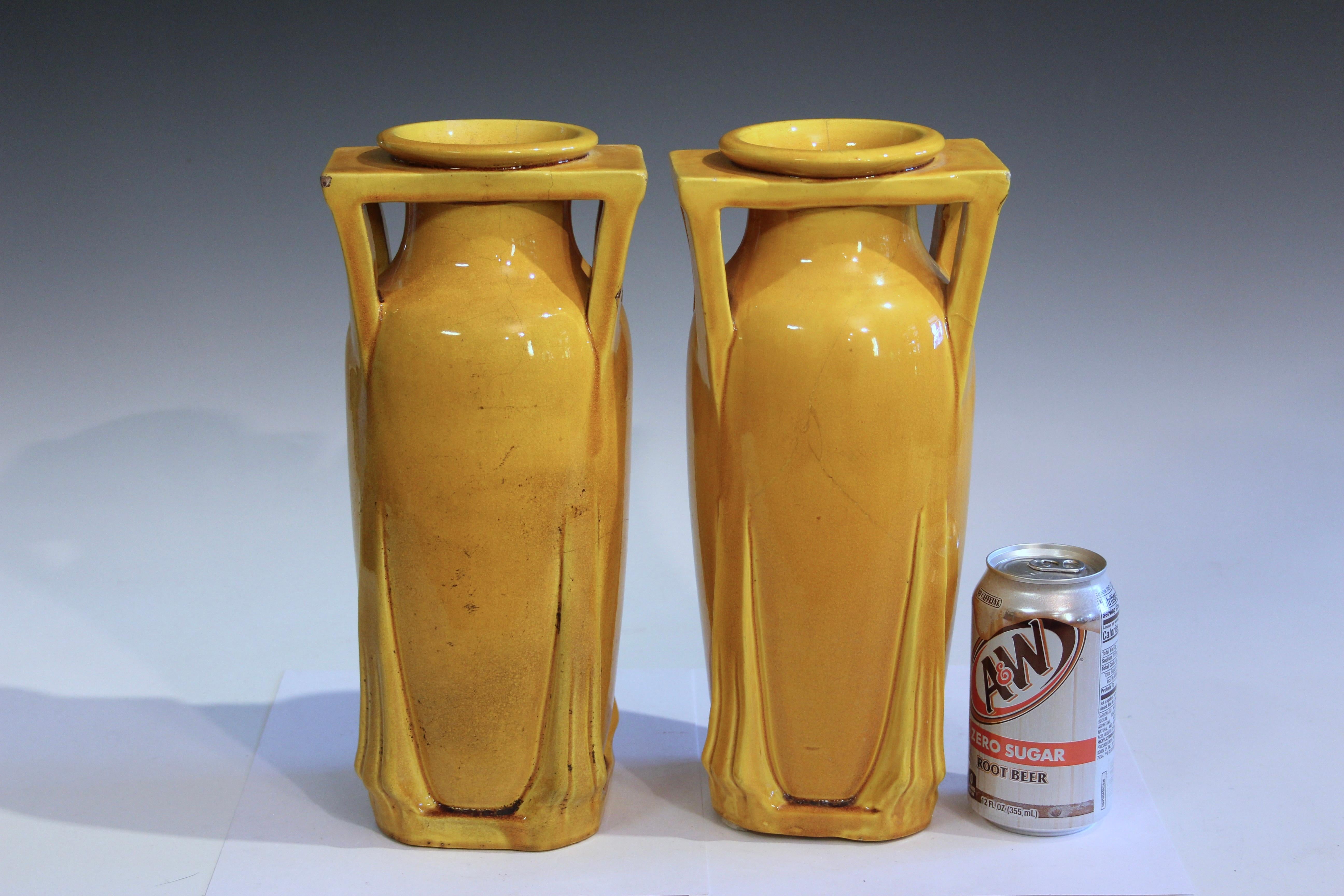 Coppia di antichi vasi Architectural Pottery Awaji Art Deco Yellow Buttress in vendita 7