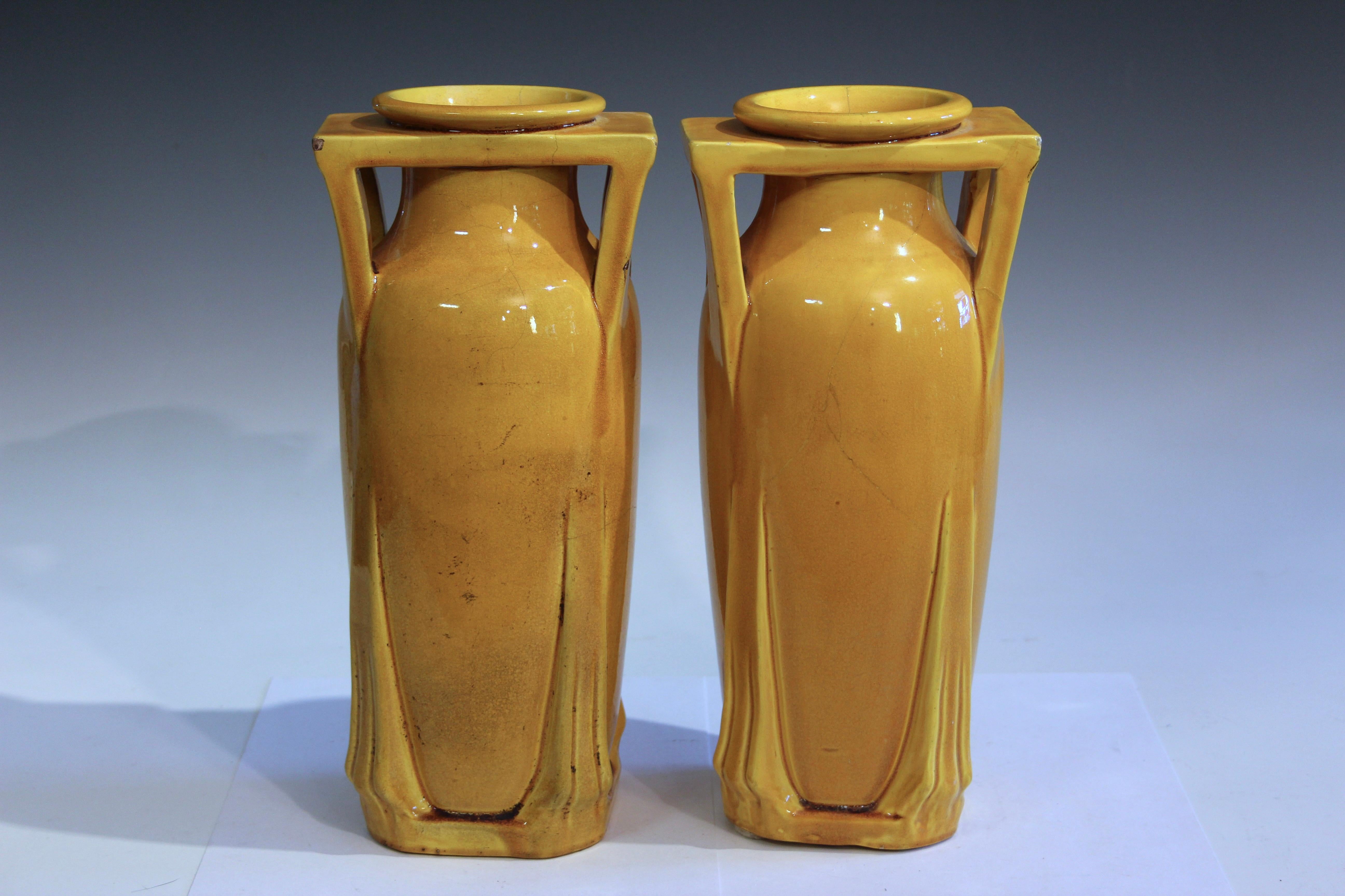 Coppia di vasi antichi in stile Art Deco Awaji Pottery con manico a contrafforte e forma architettonica con smalto monocromatico giallo crepla. Altezza 12,5