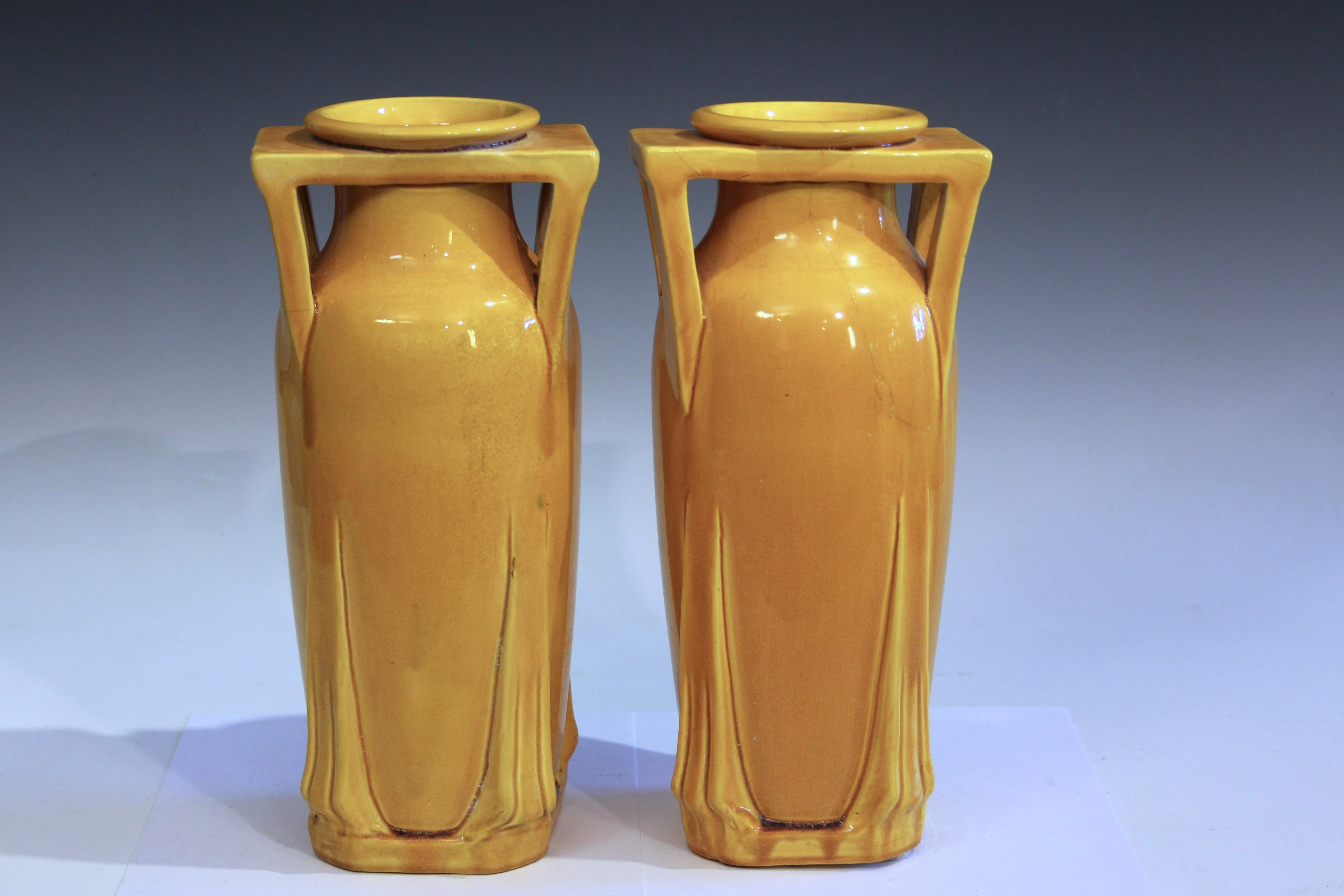 Art Déco Coppia di antichi vasi Architectural Pottery Awaji Art Deco Yellow Buttress in vendita