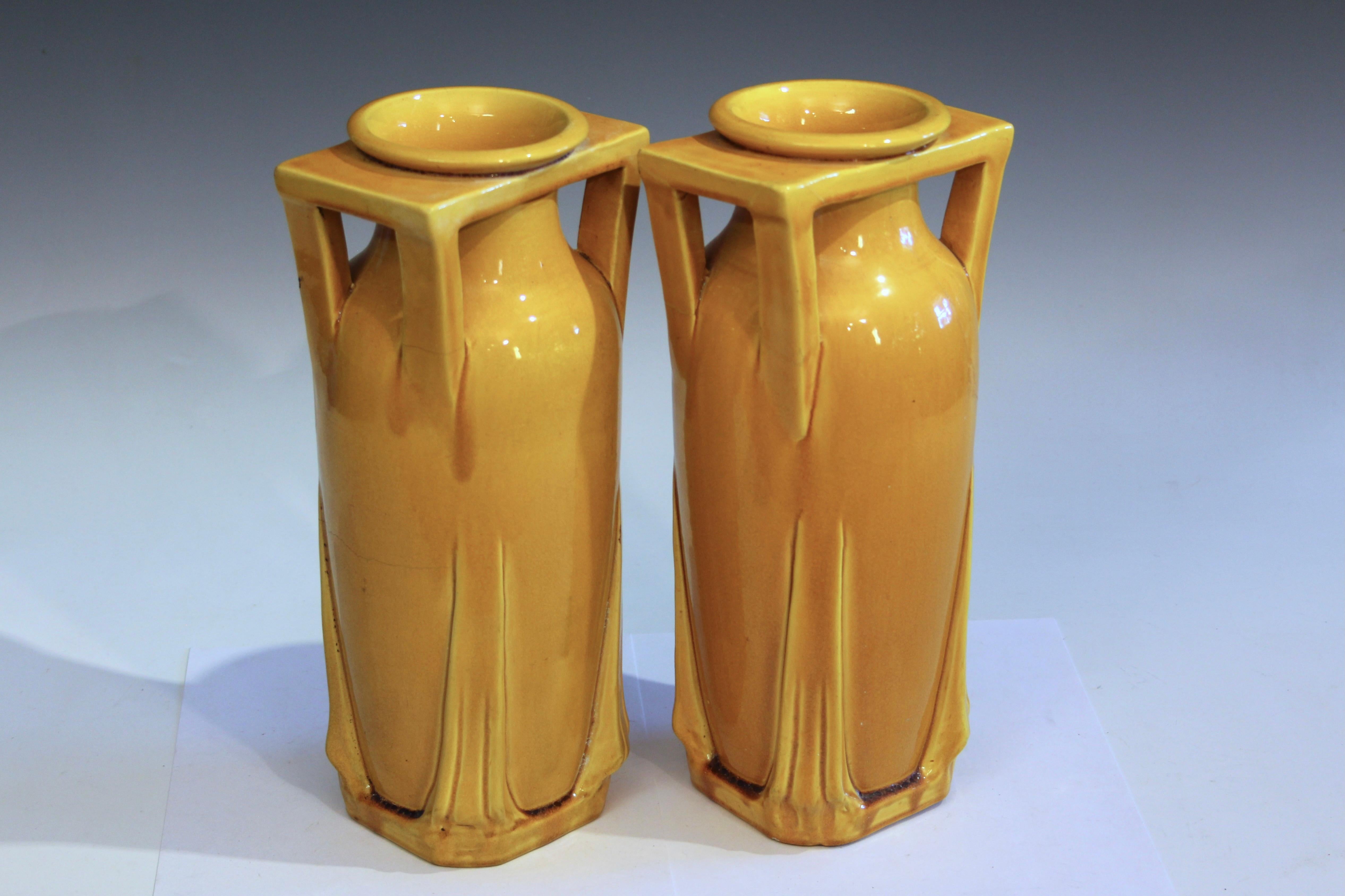 Giapponese Coppia di antichi vasi Architectural Pottery Awaji Art Deco Yellow Buttress in vendita