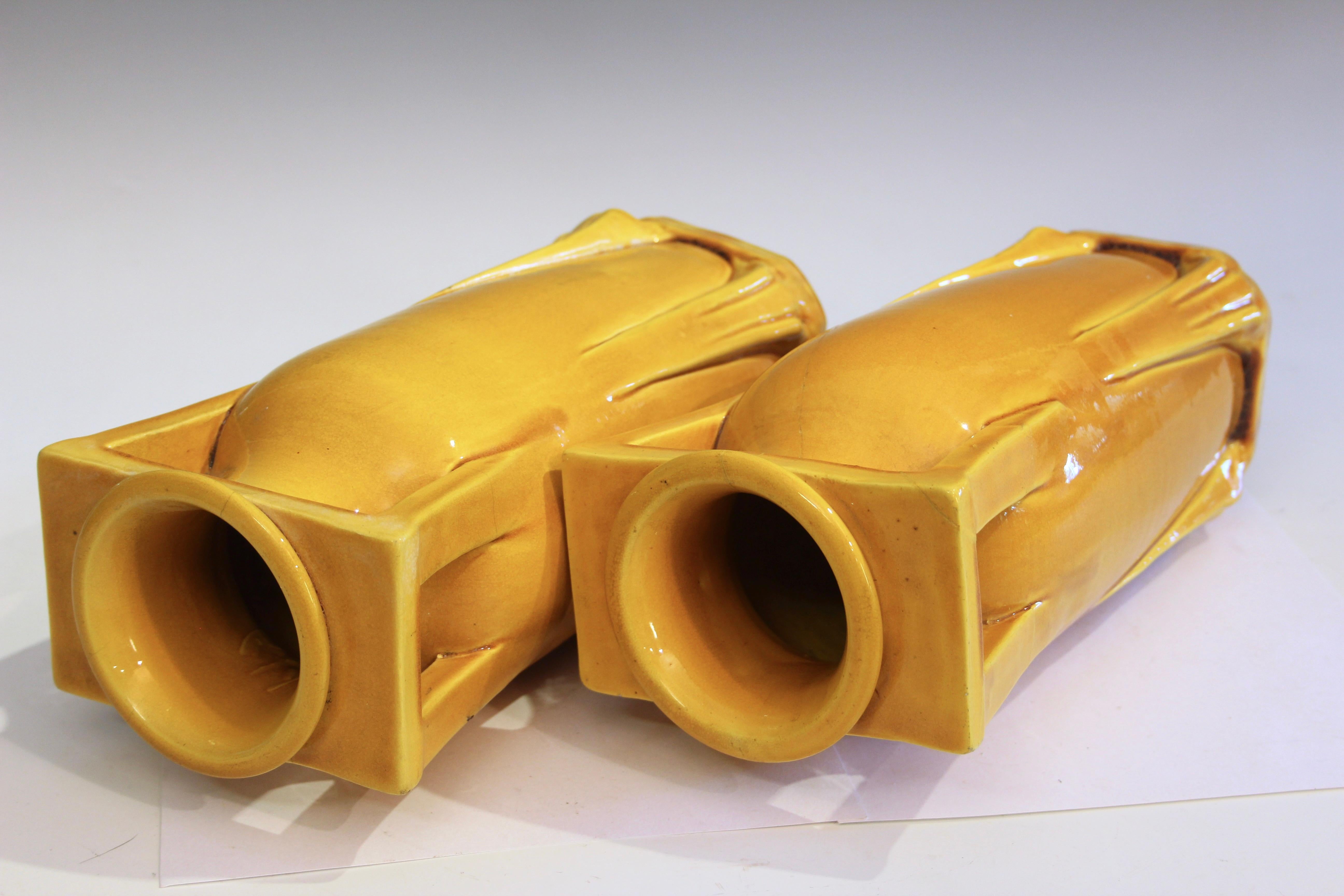 Fatto a mano Coppia di antichi vasi Architectural Pottery Awaji Art Deco Yellow Buttress in vendita