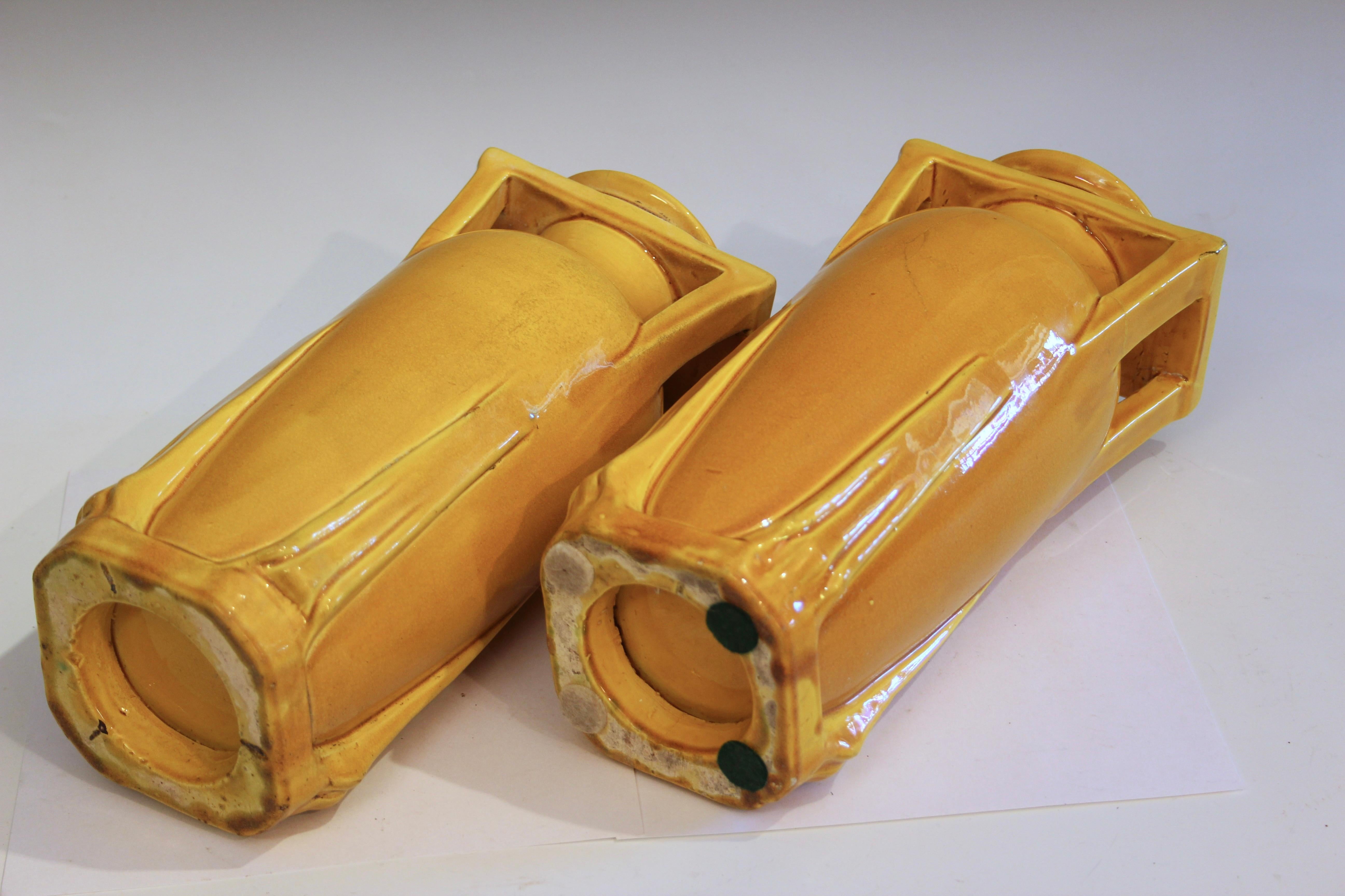 Coppia di antichi vasi Architectural Pottery Awaji Art Deco Yellow Buttress In condizioni discrete in vendita a Wilton, CT