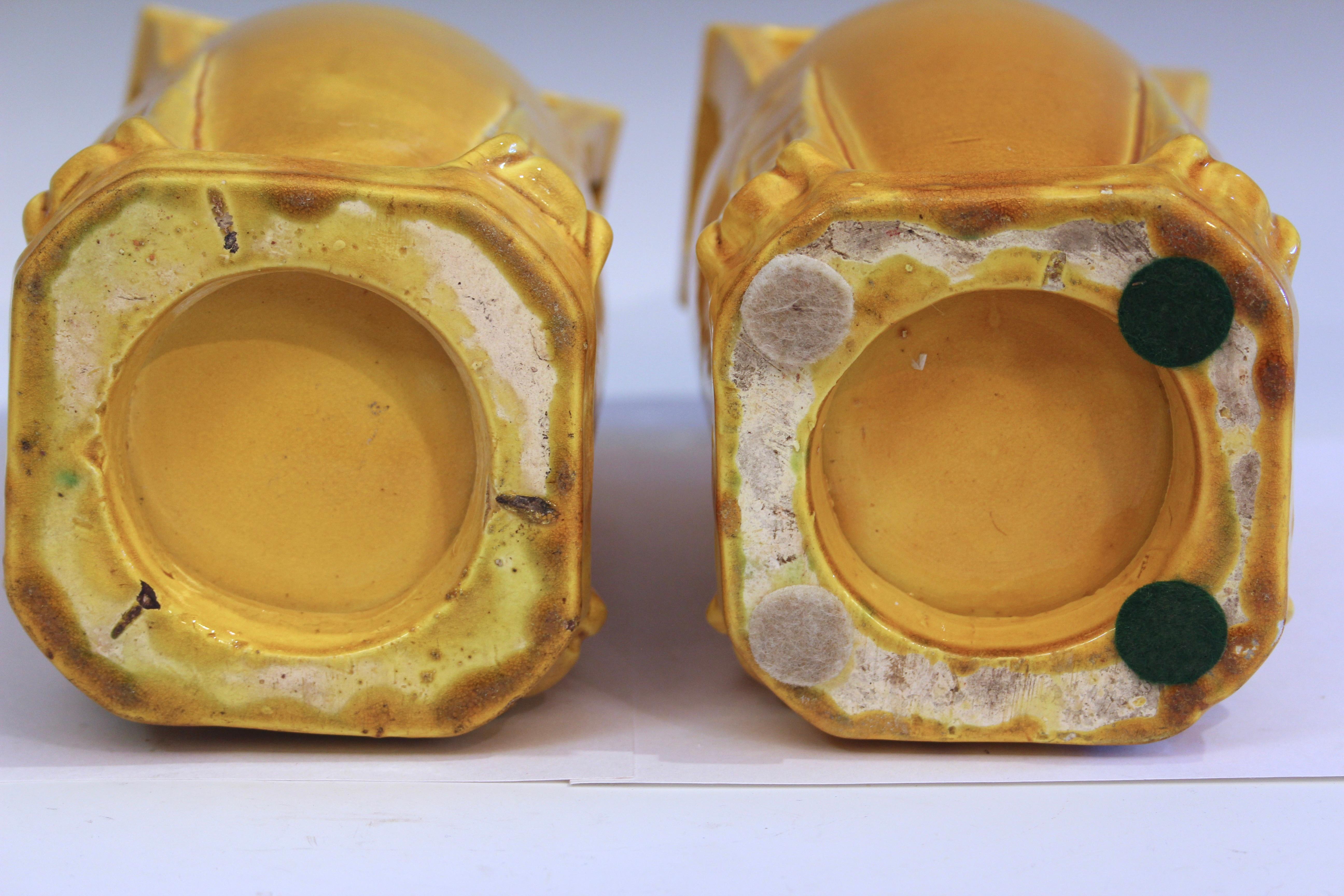 Inizio XX secolo Coppia di antichi vasi Architectural Pottery Awaji Art Deco Yellow Buttress in vendita