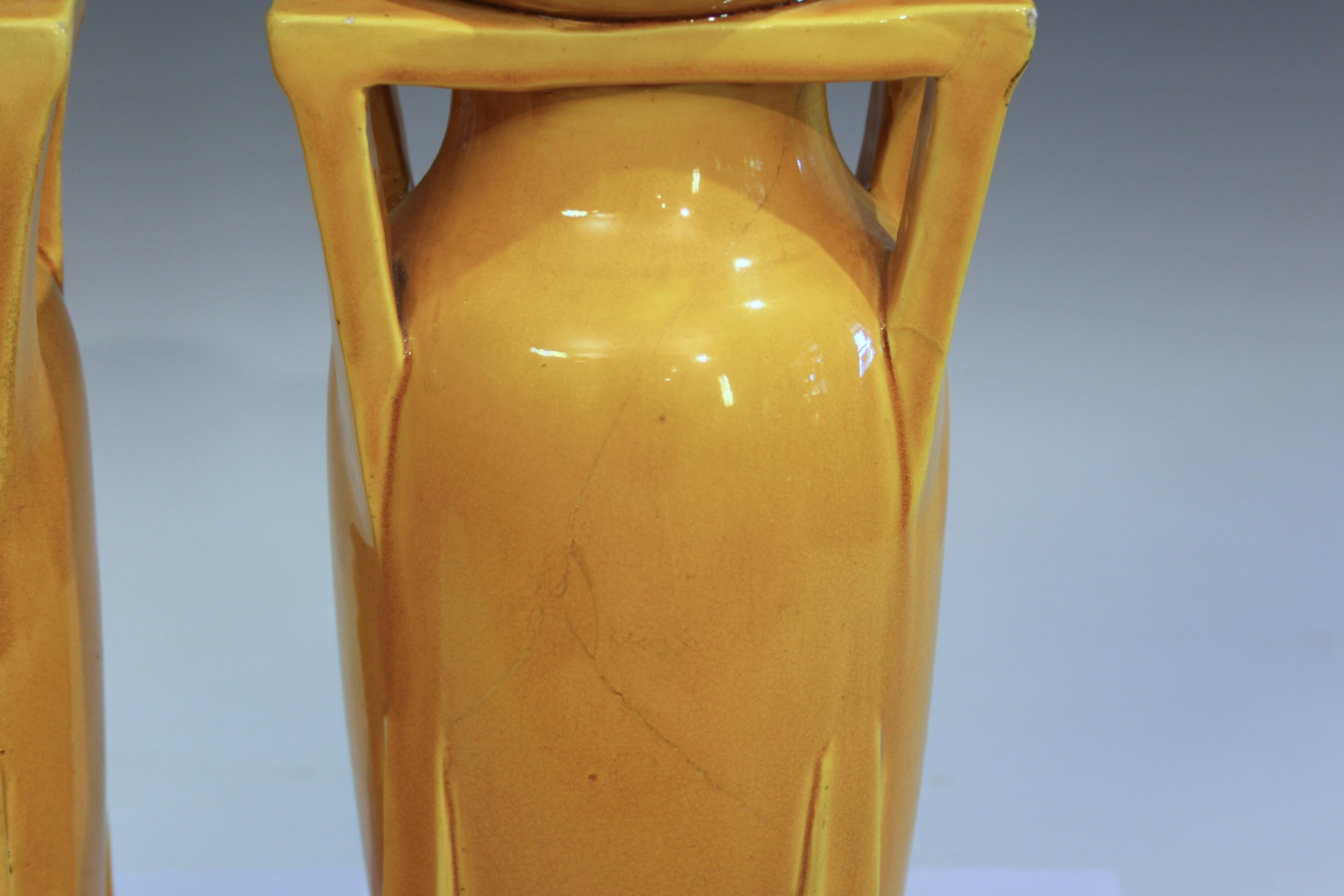 Terracotta Coppia di antichi vasi Architectural Pottery Awaji Art Deco Yellow Buttress in vendita