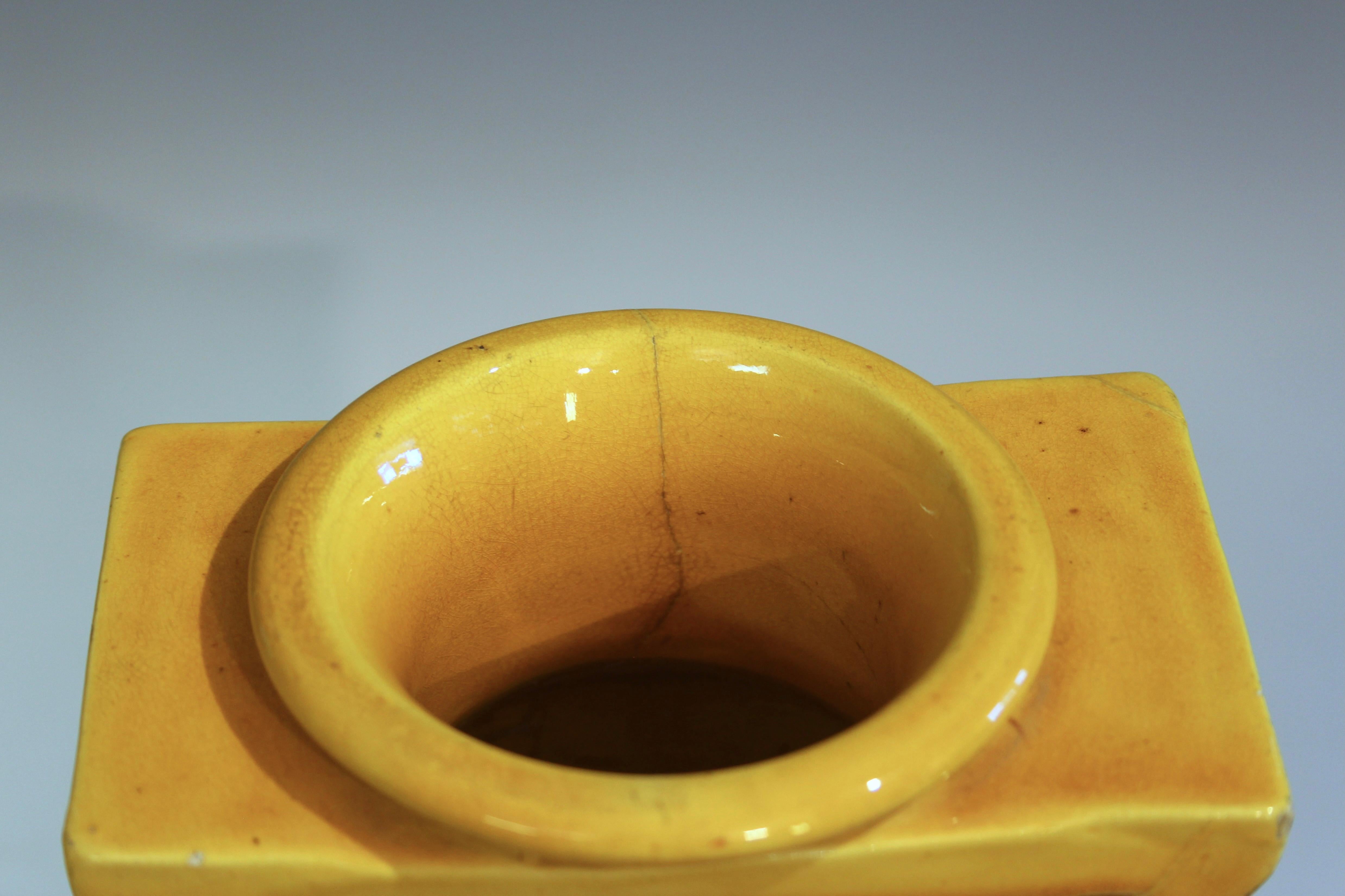 Coppia di antichi vasi Architectural Pottery Awaji Art Deco Yellow Buttress in vendita 1