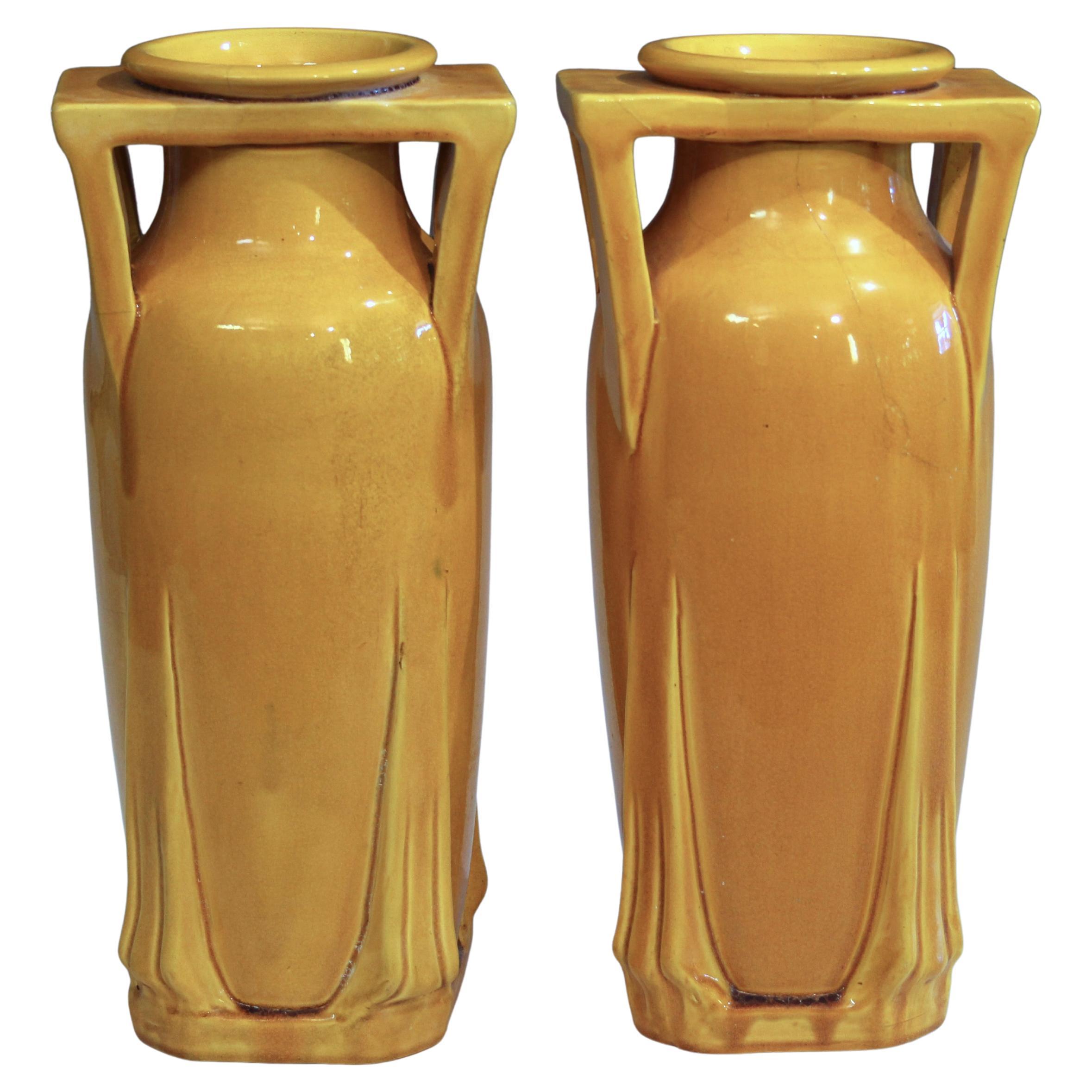Coppia di antichi vasi Architectural Pottery Awaji Art Deco Yellow Buttress in vendita