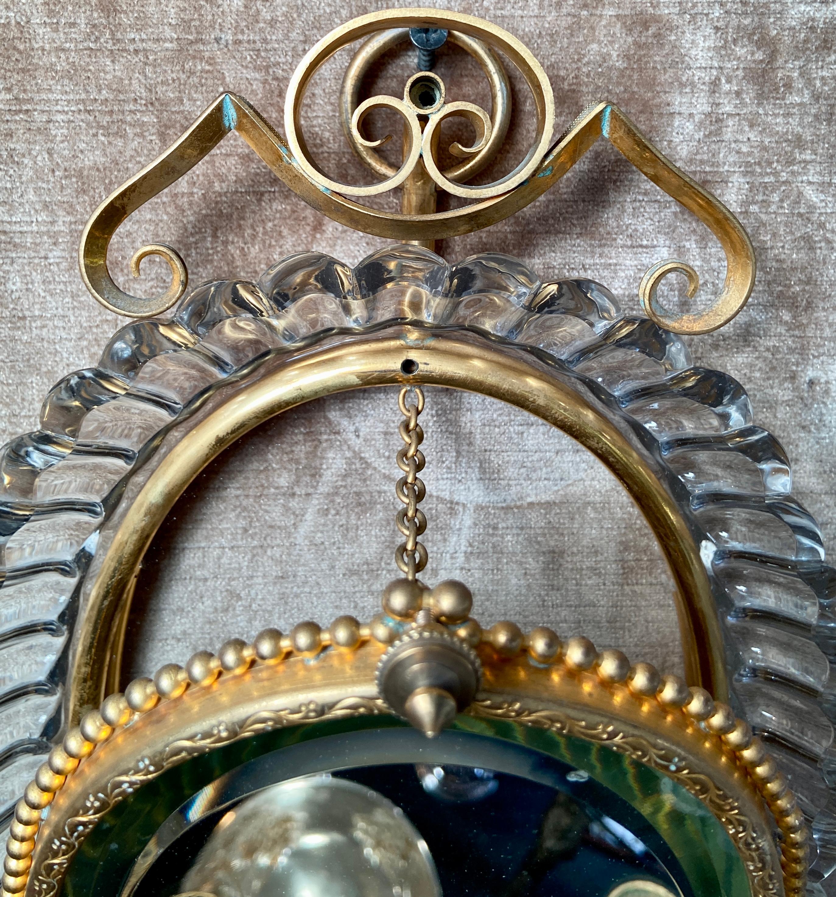 Français Paire d'appliques anciennes de Baccarat en cristal, bronze doré et miroir réglable vers 1910 en vente