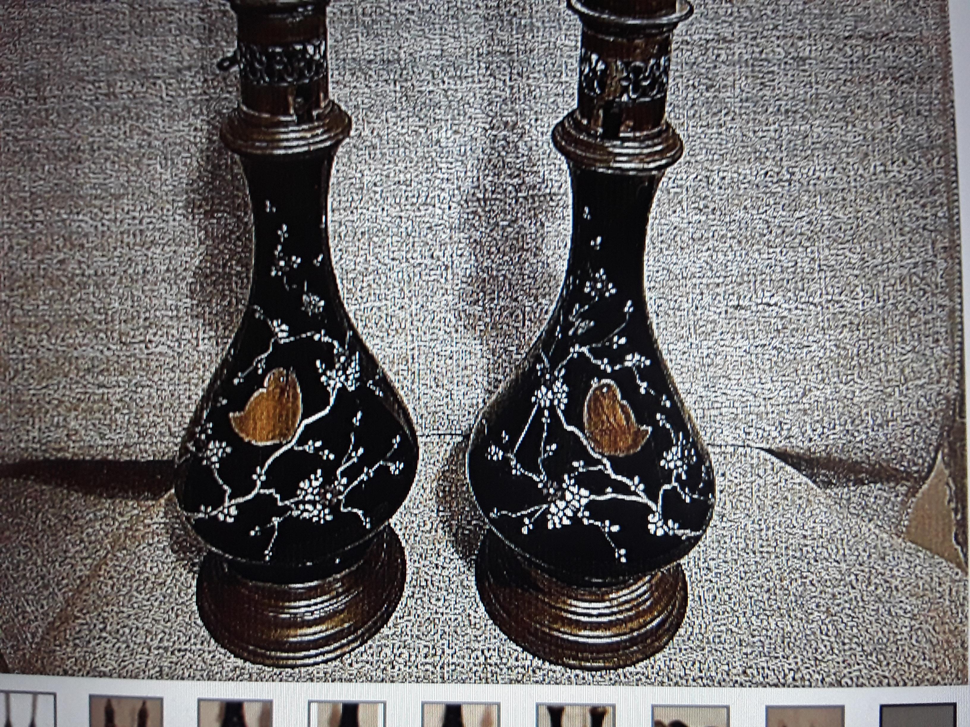Paire de lampes à huile en verre noir opalin de la Baltique, datant de 1870, avec cheminée en verre. Décor détaillé d'oiseaux amoureux dans des cerisiers en fleurs. Ils sont magnifiques et dans leur état d'origine. Il s'agit de lampes à huile qui