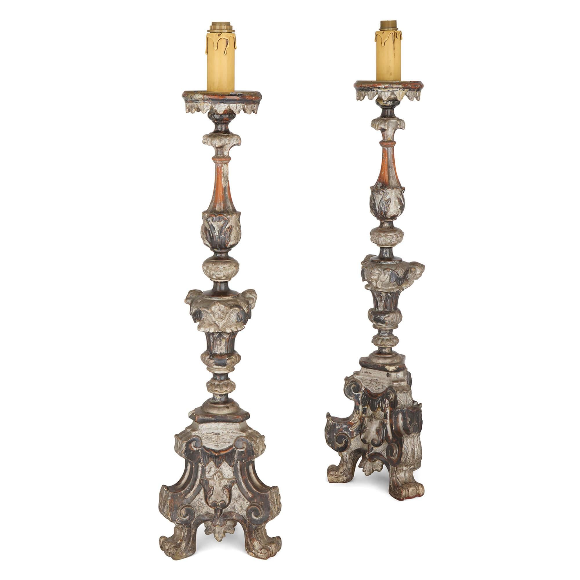 Paire de lampadaires anciens en bois argenté de style néo-baroque Fin du 18e siècle
Continental, Fin du 18e siècle 
Lampes : Hauteur 116cm, largeur 28cm, profondeur 25cm
Abat-jour : Hauteur 42cm, diamètre 50cm

Cette superbe paire de lampadaires de