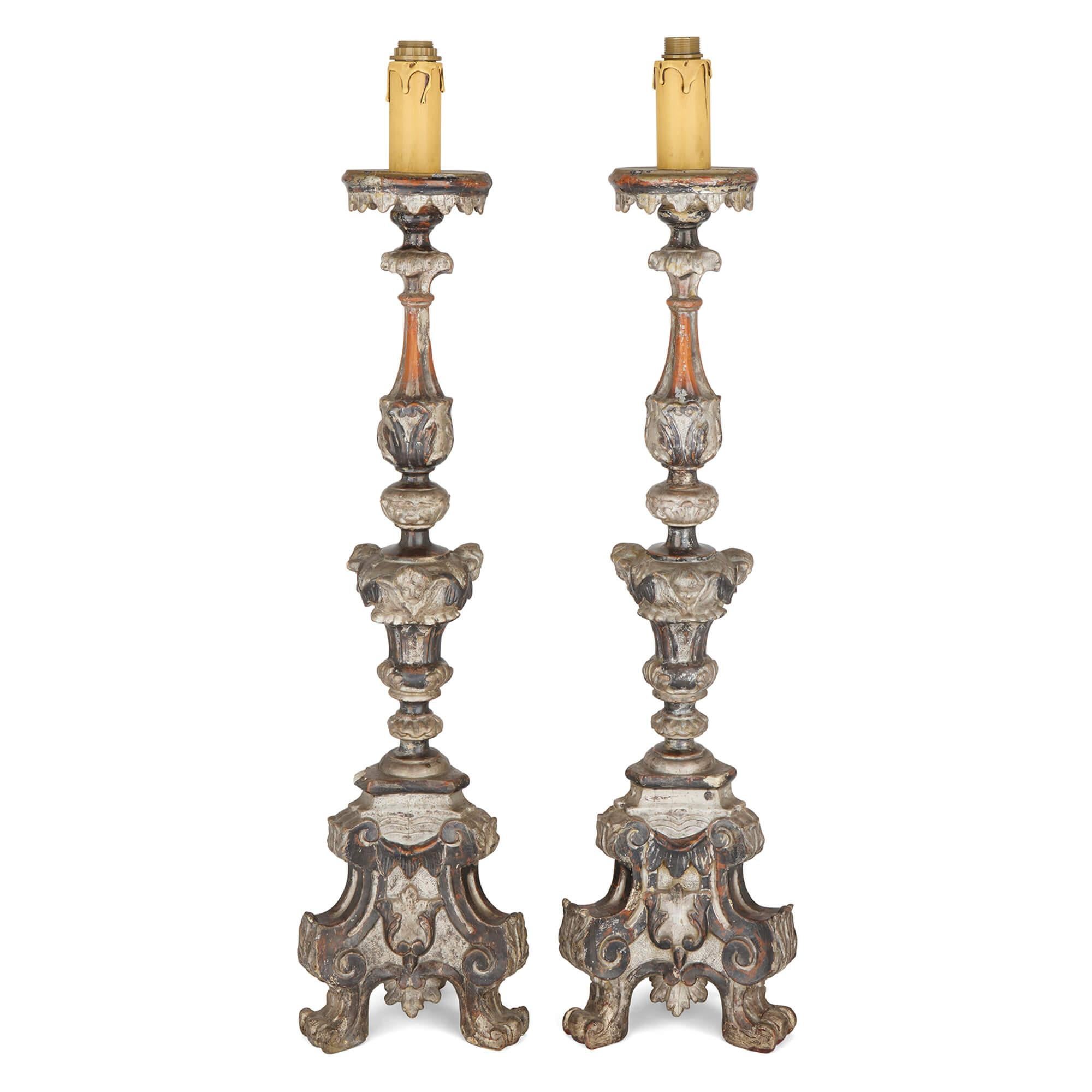 Baroque Paire de lampadaires anciens en bois argenté de style néo-baroque Fin du 18e siècle en vente