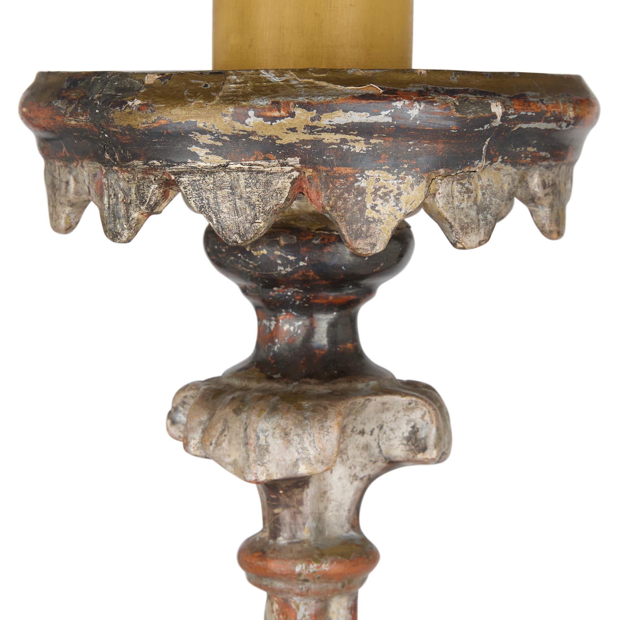 Sculpté Paire de lampadaires anciens en bois argenté de style néo-baroque Fin du 18e siècle en vente