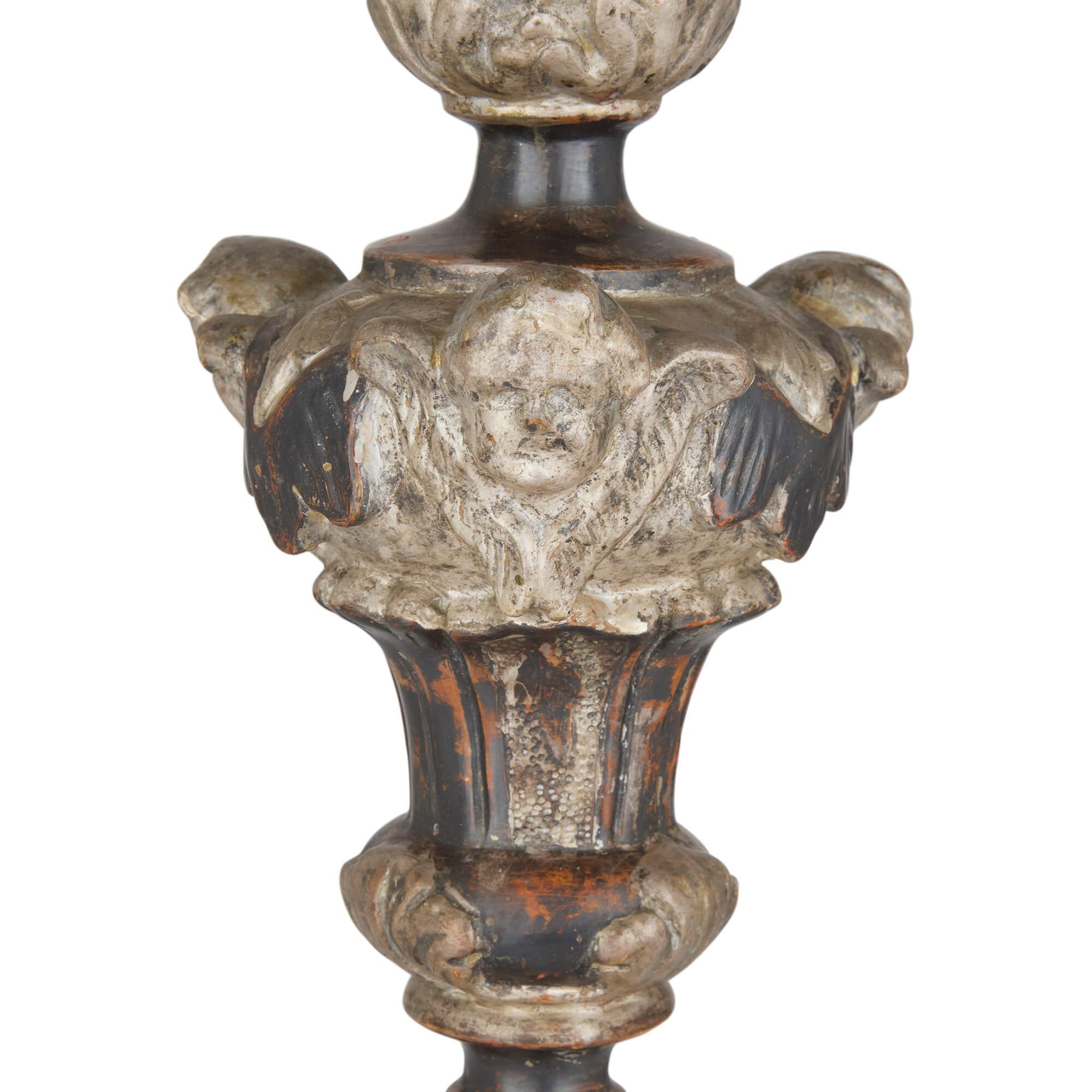 Paire de lampadaires anciens en bois argenté de style néo-baroque Fin du 18e siècle Bon état - En vente à London, GB