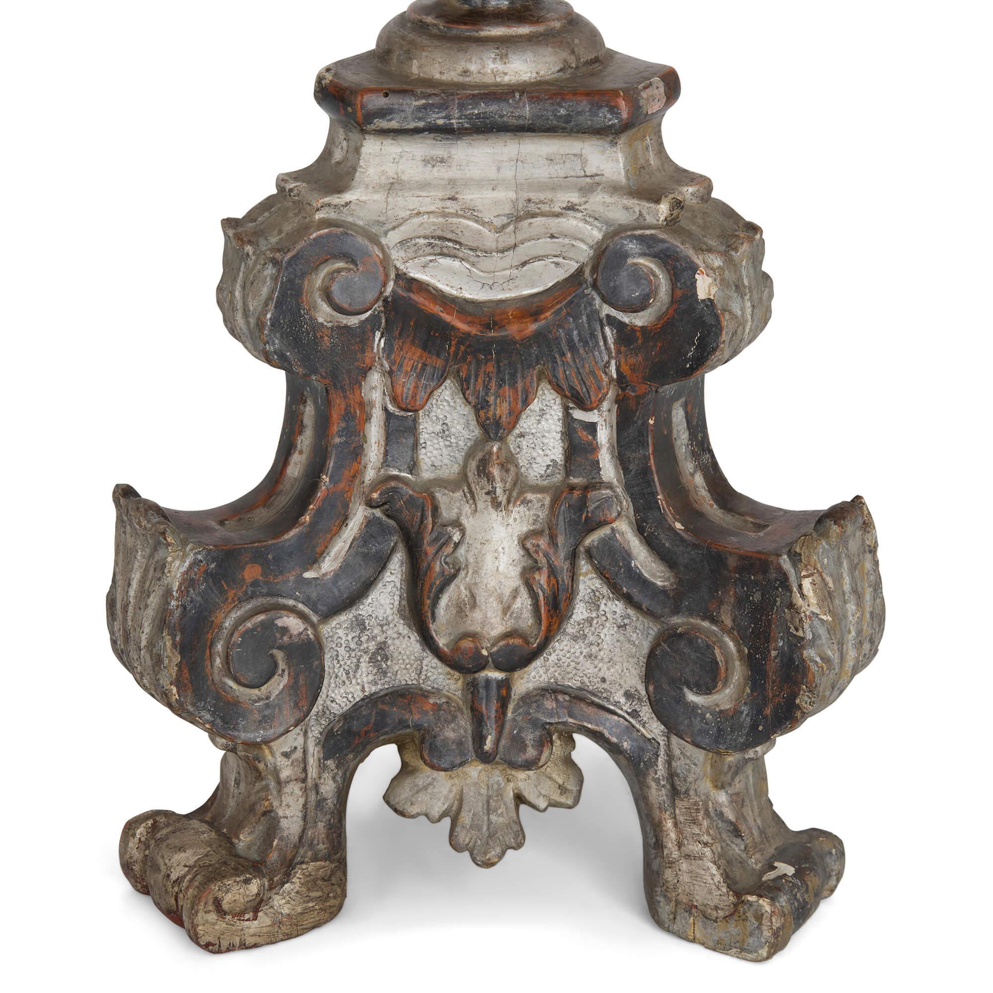 XVIIIe siècle Paire de lampadaires anciens en bois argenté de style néo-baroque Fin du 18e siècle en vente