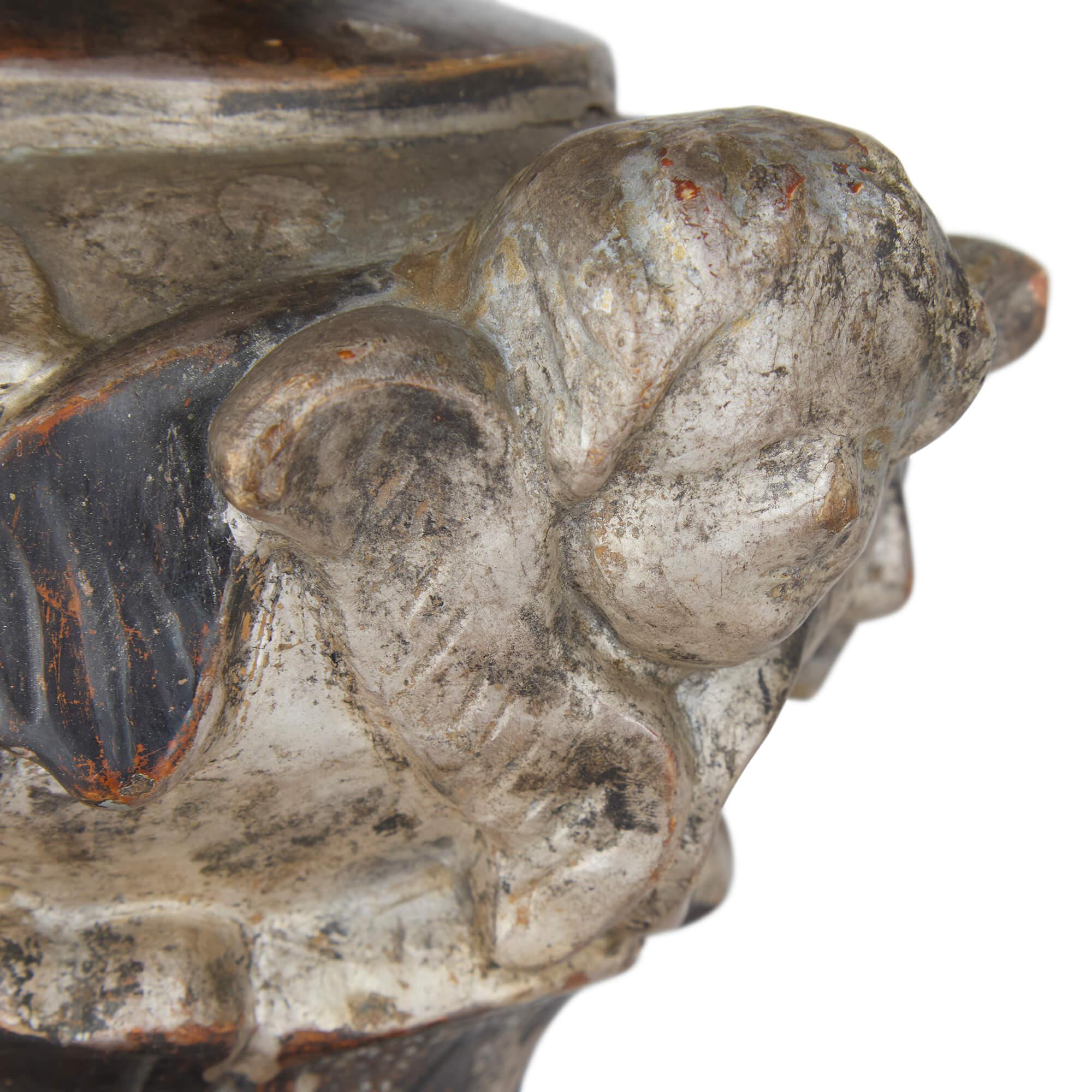 Tissu Paire de lampadaires anciens en bois argenté de style néo-baroque Fin du 18e siècle en vente