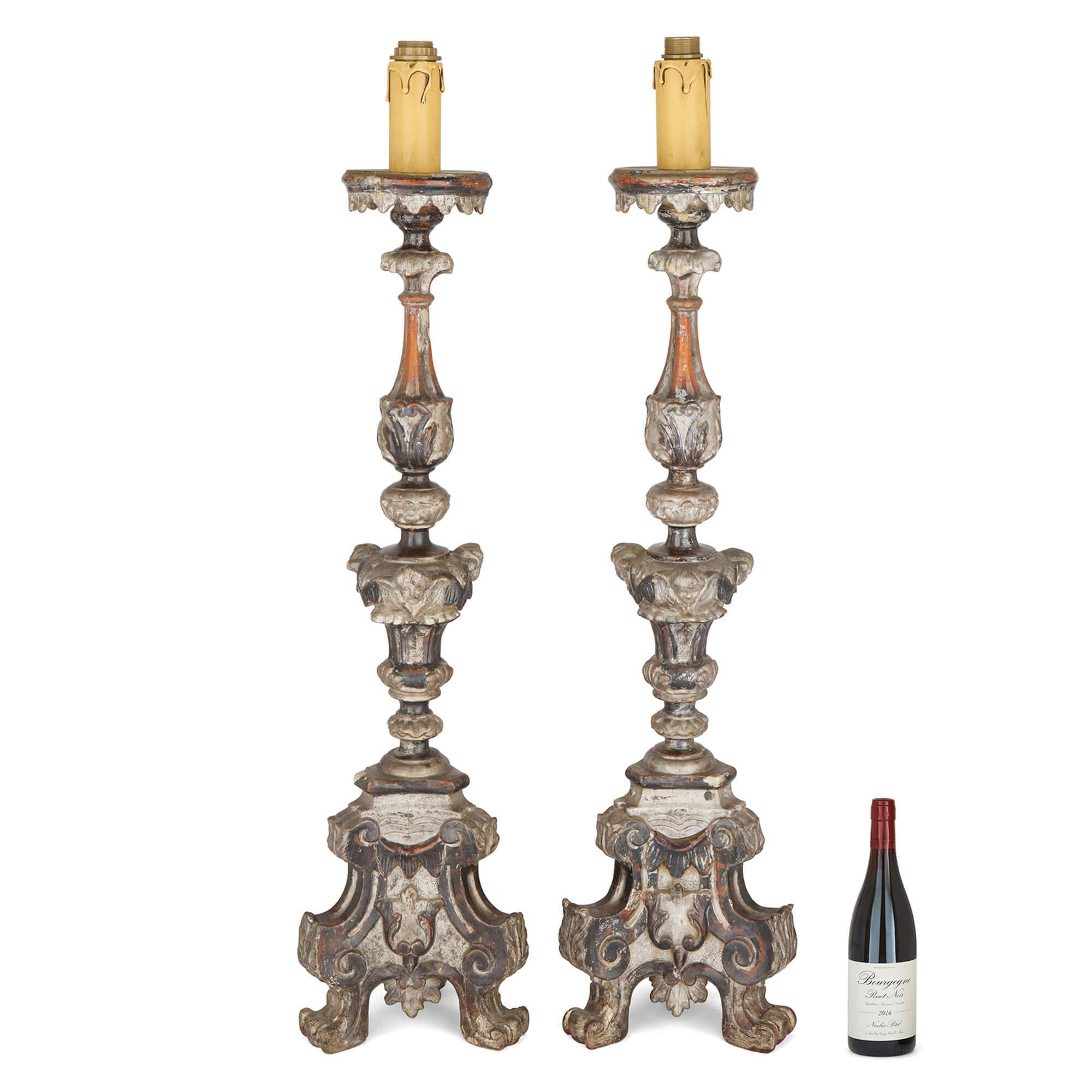 Paire de lampadaires anciens en bois argenté de style néo-baroque Fin du 18e siècle en vente 1