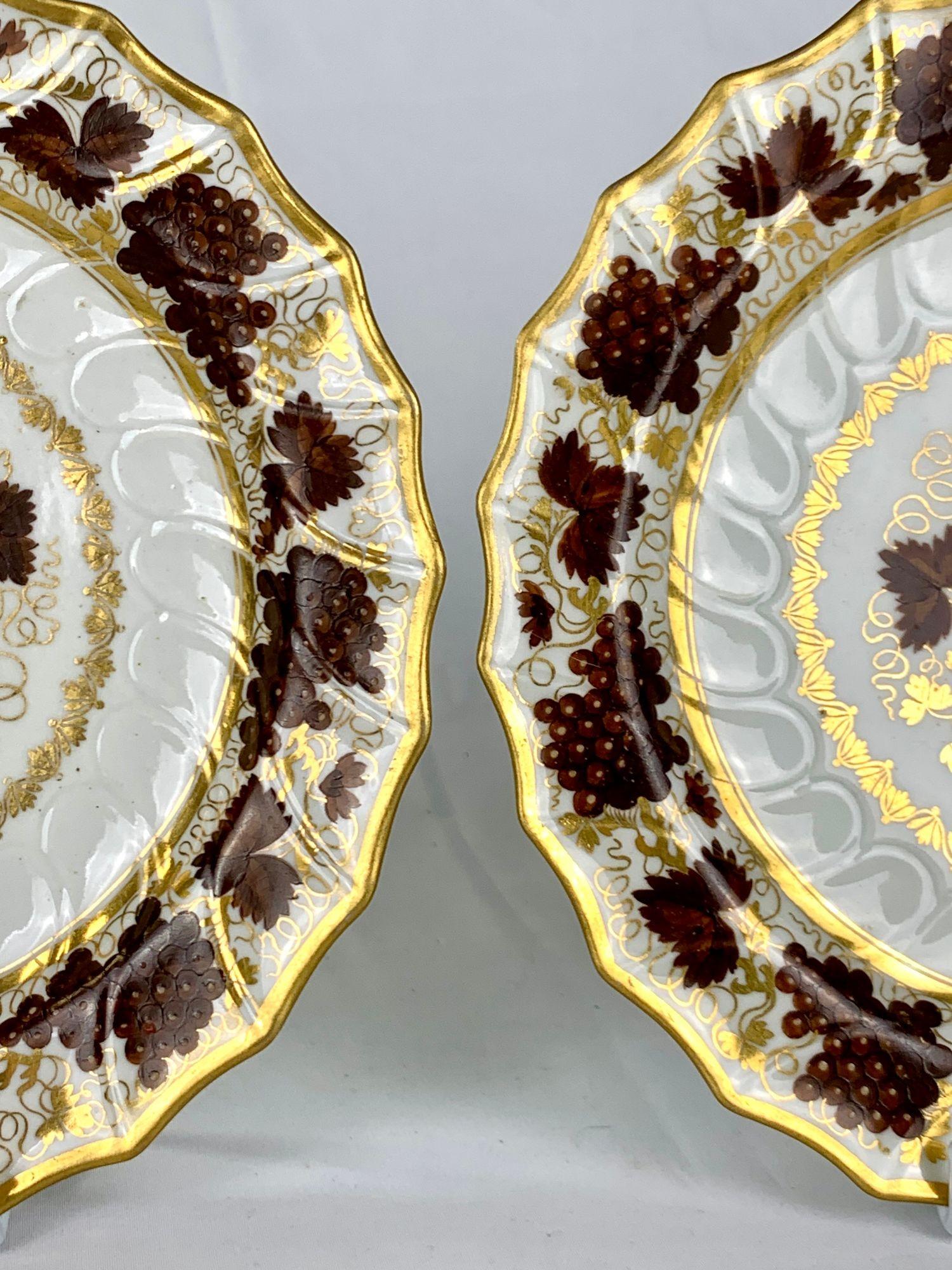 Neoclassico Coppia di piatti antichi di porcellana Barr Worcester con uva marrone e oro Inghilterra, anni 1790 in vendita