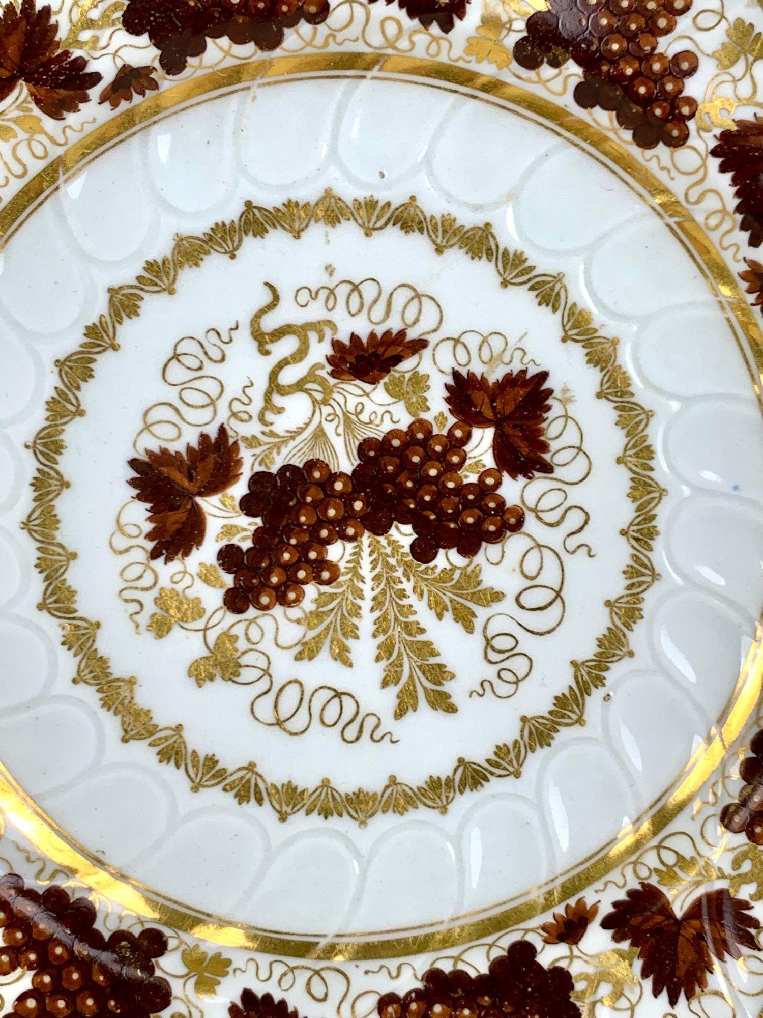 Dipinto a mano Coppia di piatti antichi di porcellana Barr Worcester con uva marrone e oro Inghilterra, anni 1790 in vendita