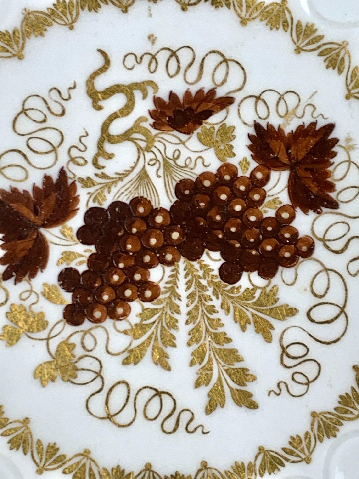 Coppia di piatti antichi di porcellana Barr Worcester con uva marrone e oro Inghilterra, anni 1790 In condizioni ottime in vendita a Katonah, NY