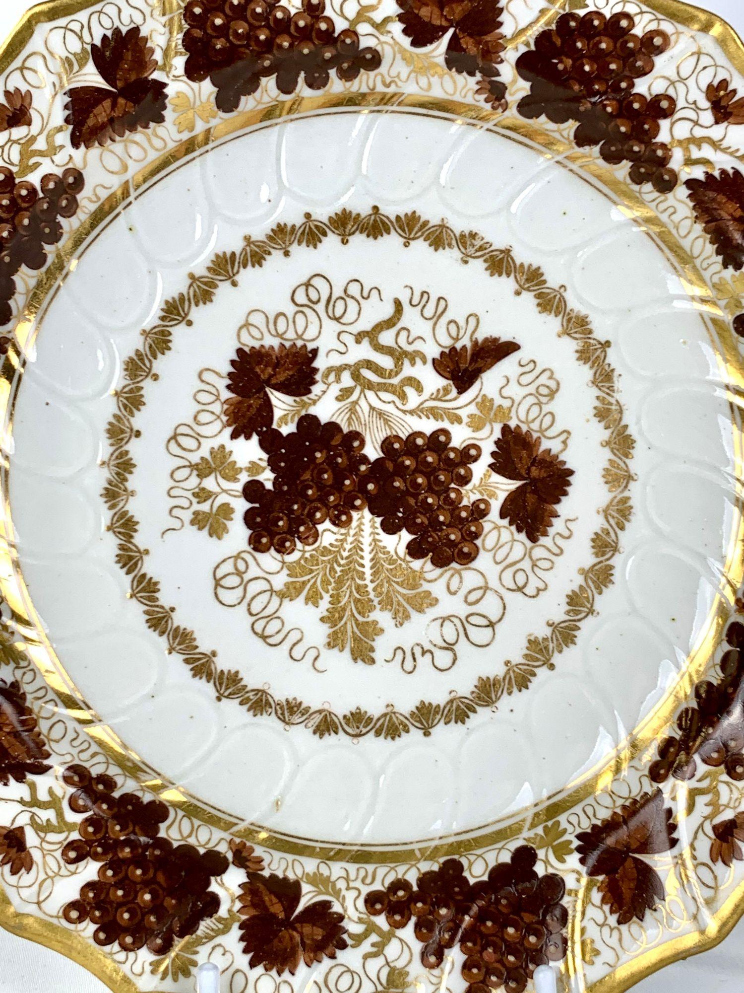 XVIII secolo Coppia di piatti antichi di porcellana Barr Worcester con uva marrone e oro Inghilterra, anni 1790 in vendita