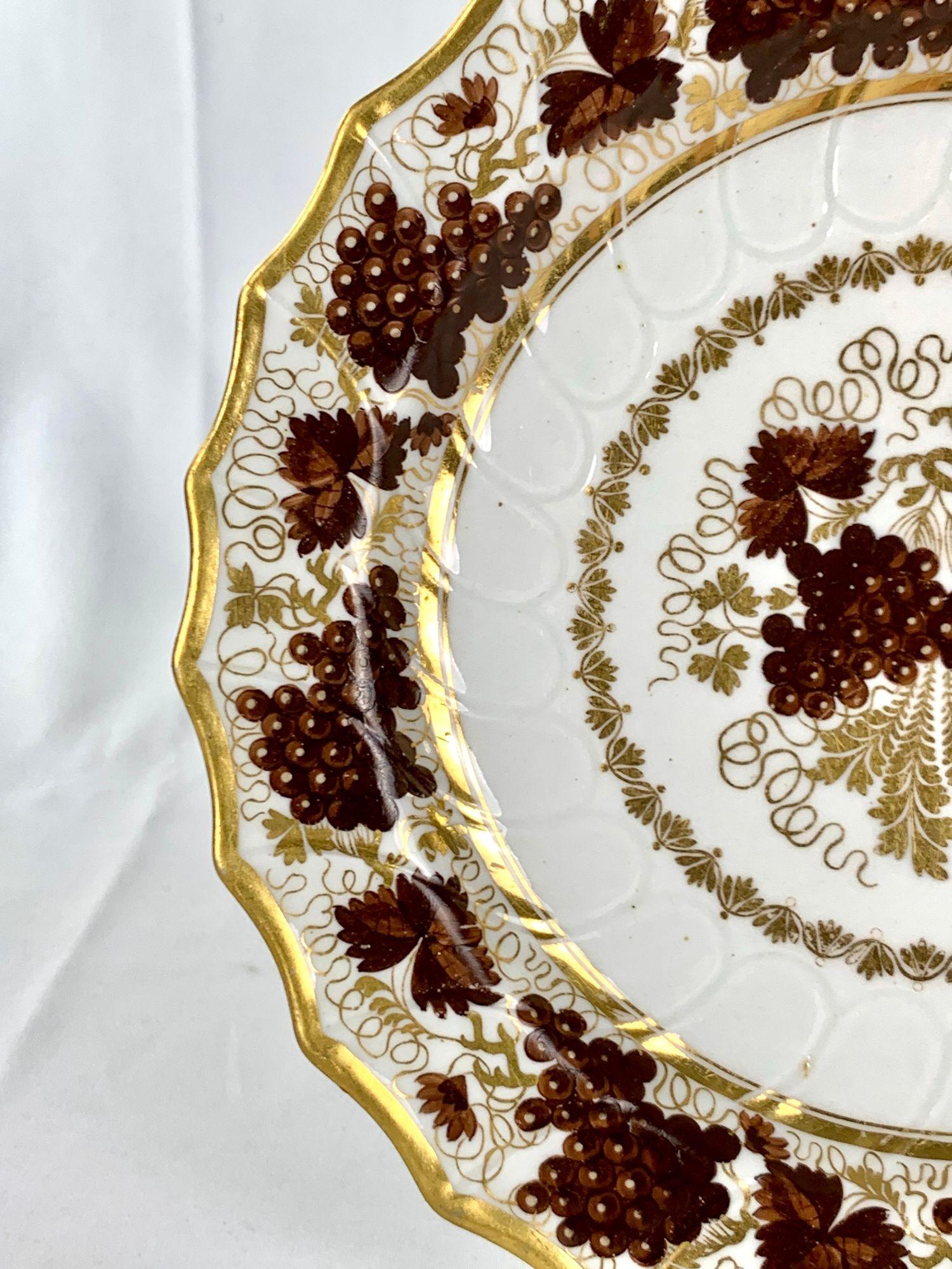 Porcellana Coppia di piatti antichi di porcellana Barr Worcester con uva marrone e oro Inghilterra, anni 1790 in vendita