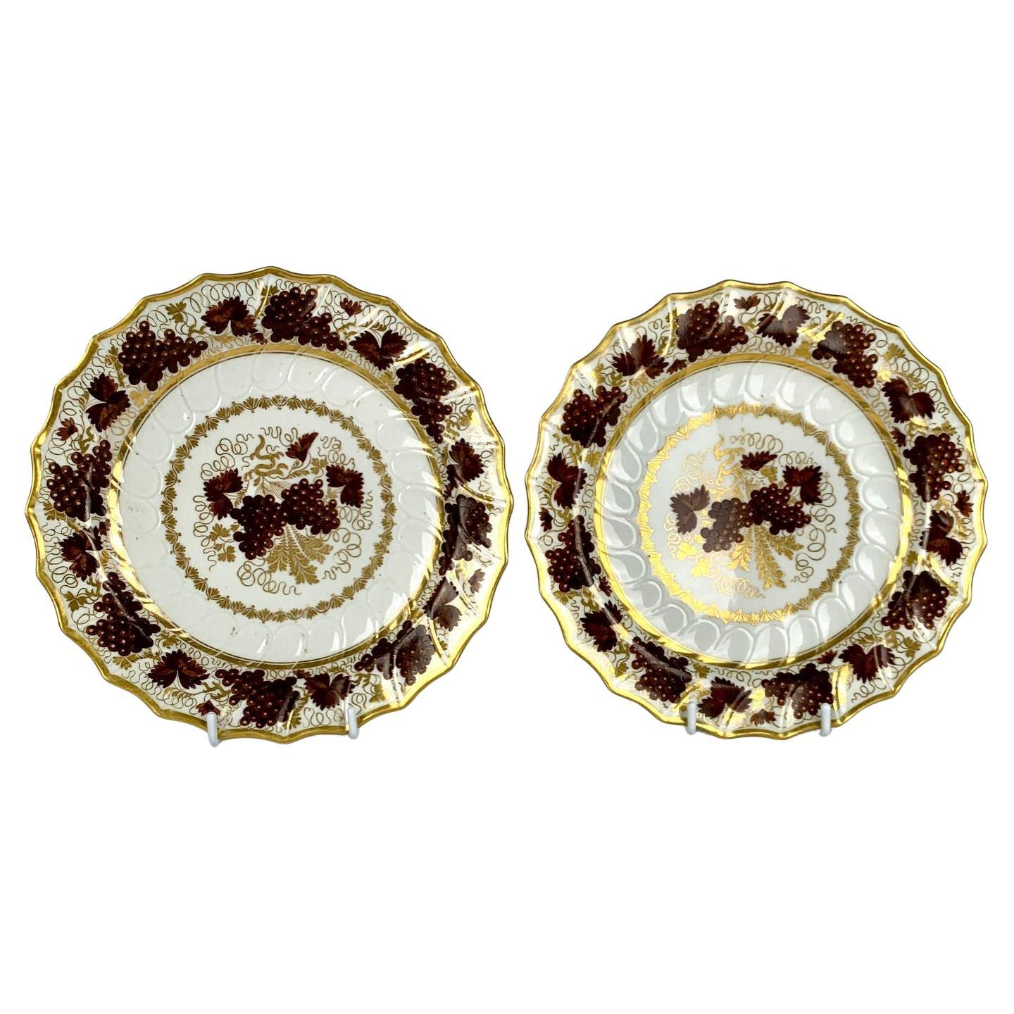 Coppia di piatti antichi di porcellana Barr Worcester con uva marrone e oro Inghilterra, anni 1790 in vendita