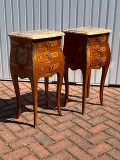 PAIR Ancienne table de chevet forme bombe 3 tiroirs Kingwood , France Ca 1900