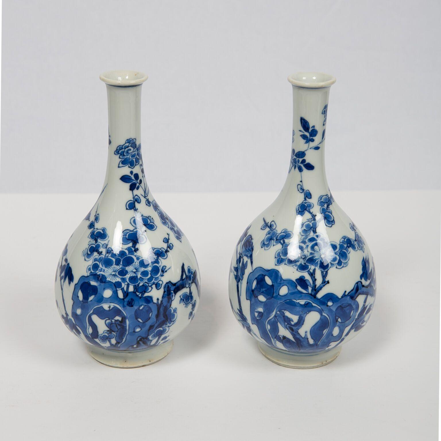 Qing Pair of Antique Blue and White Chinese Porcelain Vases Kangxi, Mid 17th Century