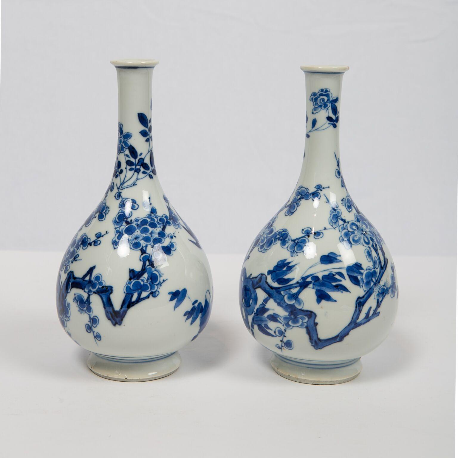 Hand-Painted Pair of Antique Blue and White Chinese Porcelain Vases Kangxi, Mid 17th Century