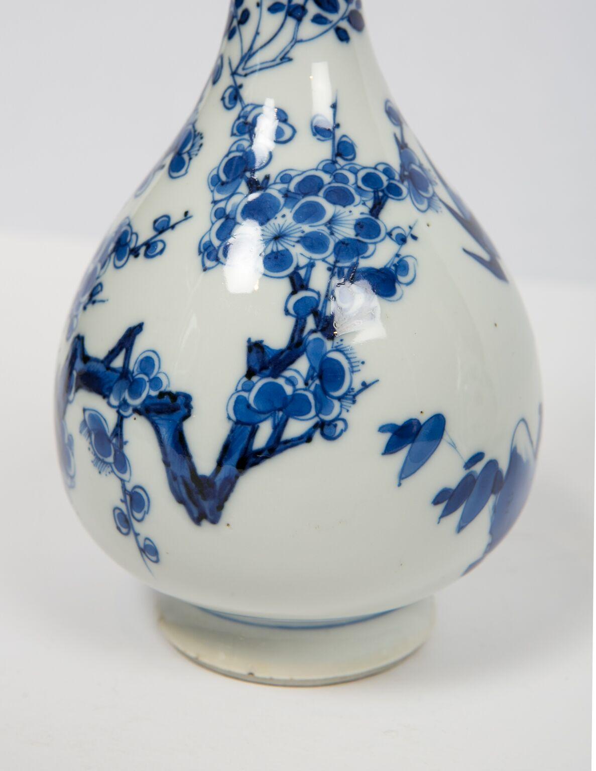 Pair of Antique Blue and White Chinese Porcelain Vases Kangxi, Mid 17th Century In Excellent Condition In Katonah, NY