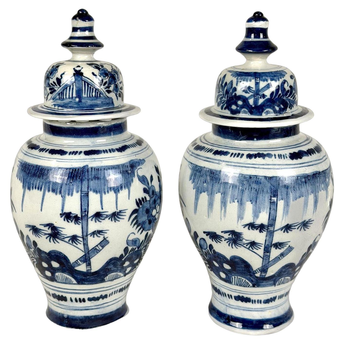 Paar antike blaue und weiße Delft-Ingwerdosen, handbemalt, Niederlande um 1790 im Angebot