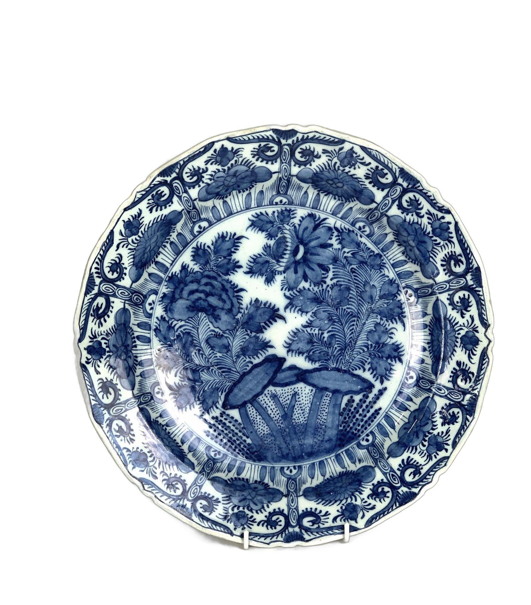 Par de Platos Cargadores Holandeses Antiguos de Delft Azul y Blanco Circa 1770 Rococó en venta