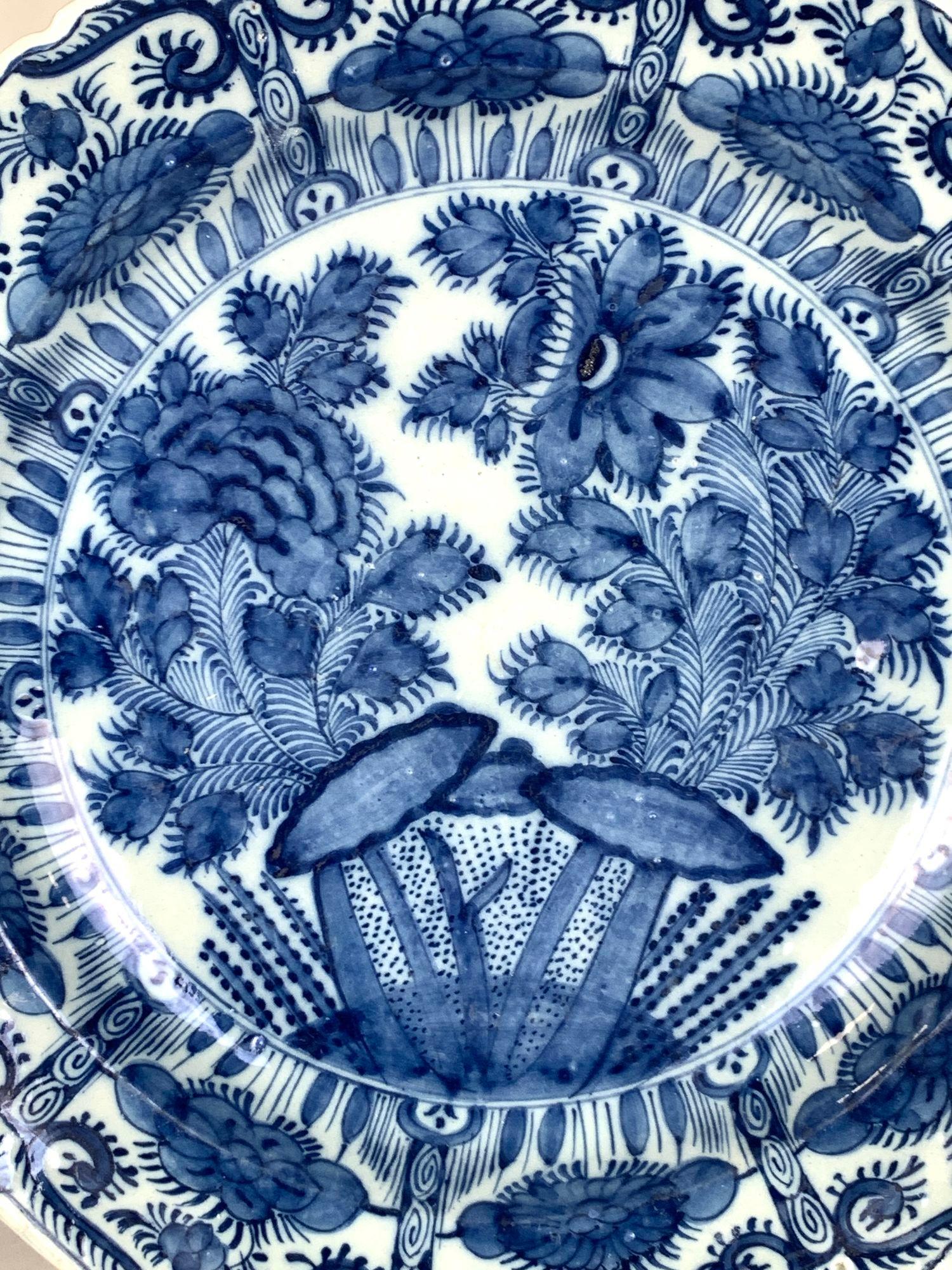 Par de Platos Cargadores Holandeses Antiguos de Delft Azul y Blanco Circa 1770 Holandés en venta