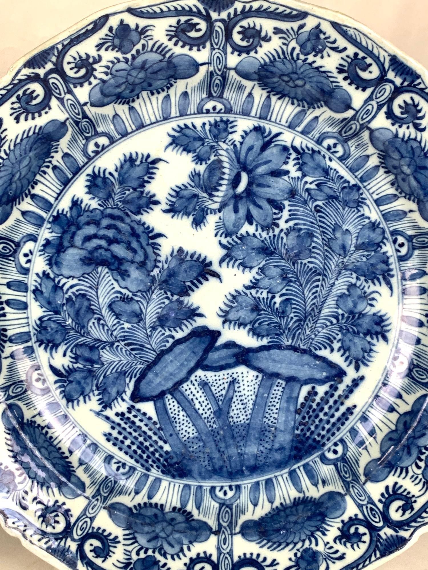 Par de Platos Cargadores Holandeses Antiguos de Delft Azul y Blanco Circa 1770 Pintado a mano en venta