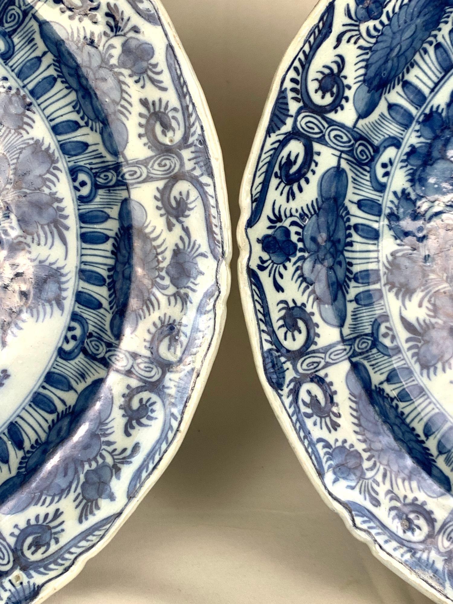 Par de Platos Cargadores Holandeses Antiguos de Delft Azul y Blanco Circa 1770 en Excelente estado para la venta en Katonah, NY