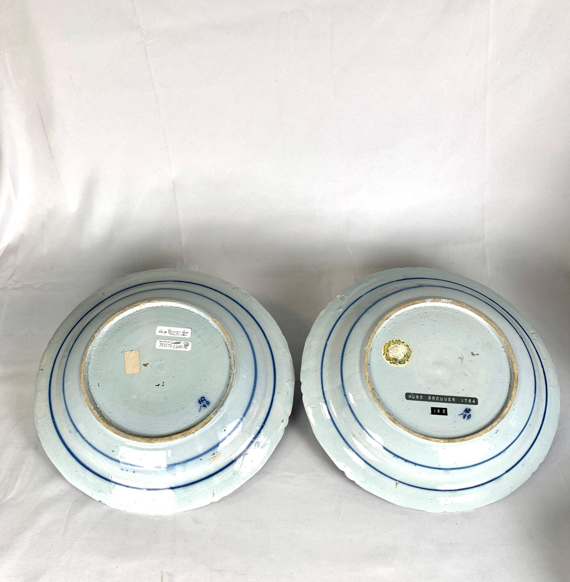 Par de Platos Cargadores Holandeses Antiguos de Delft Azul y Blanco Circa 1770 siglo XVIII en venta