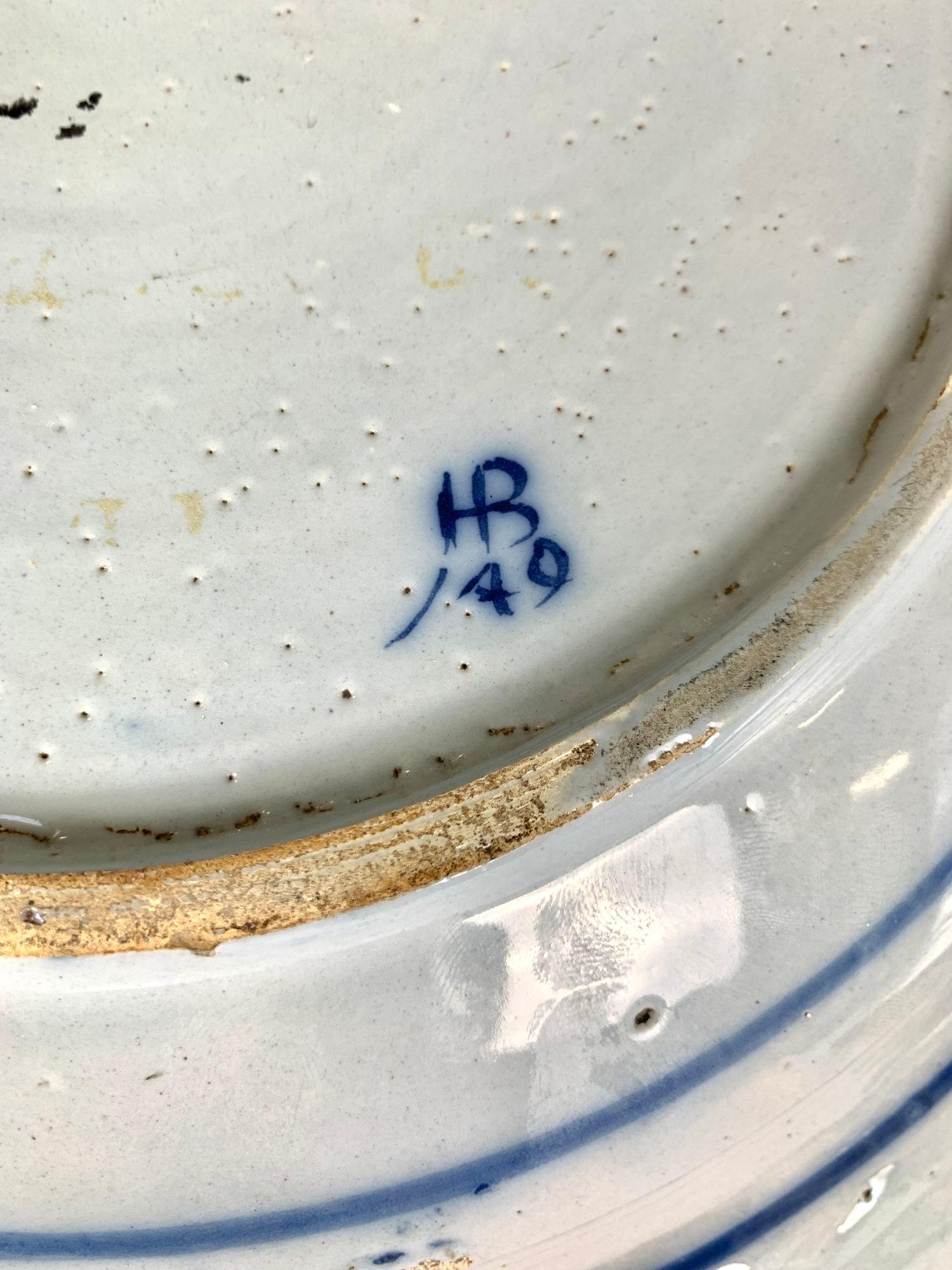 Par de Platos Cargadores Holandeses Antiguos de Delft Azul y Blanco Circa 1770 Cerámica de Delft en venta