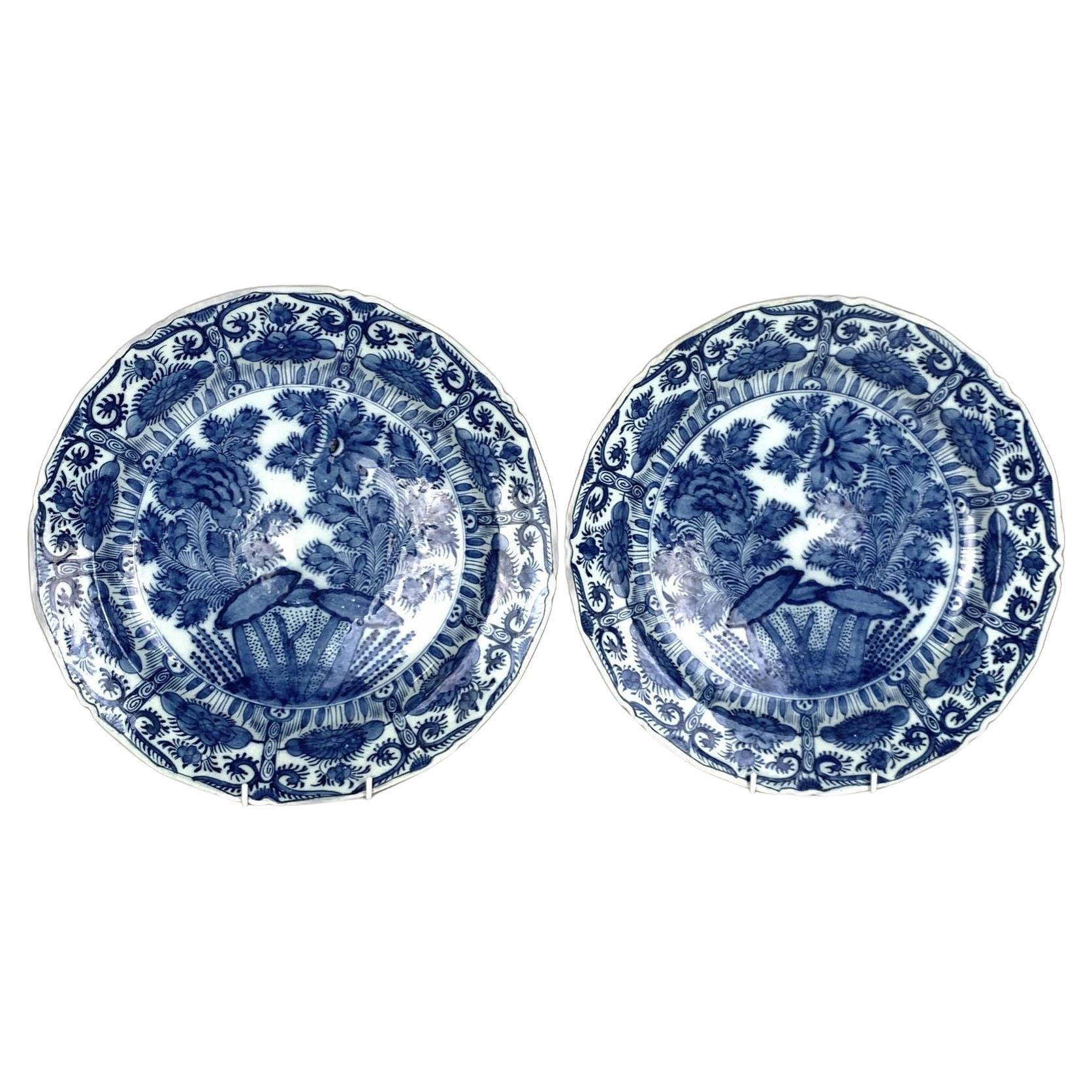 Par de Platos Cargadores Holandeses Antiguos de Delft Azul y Blanco Circa 1770 en venta