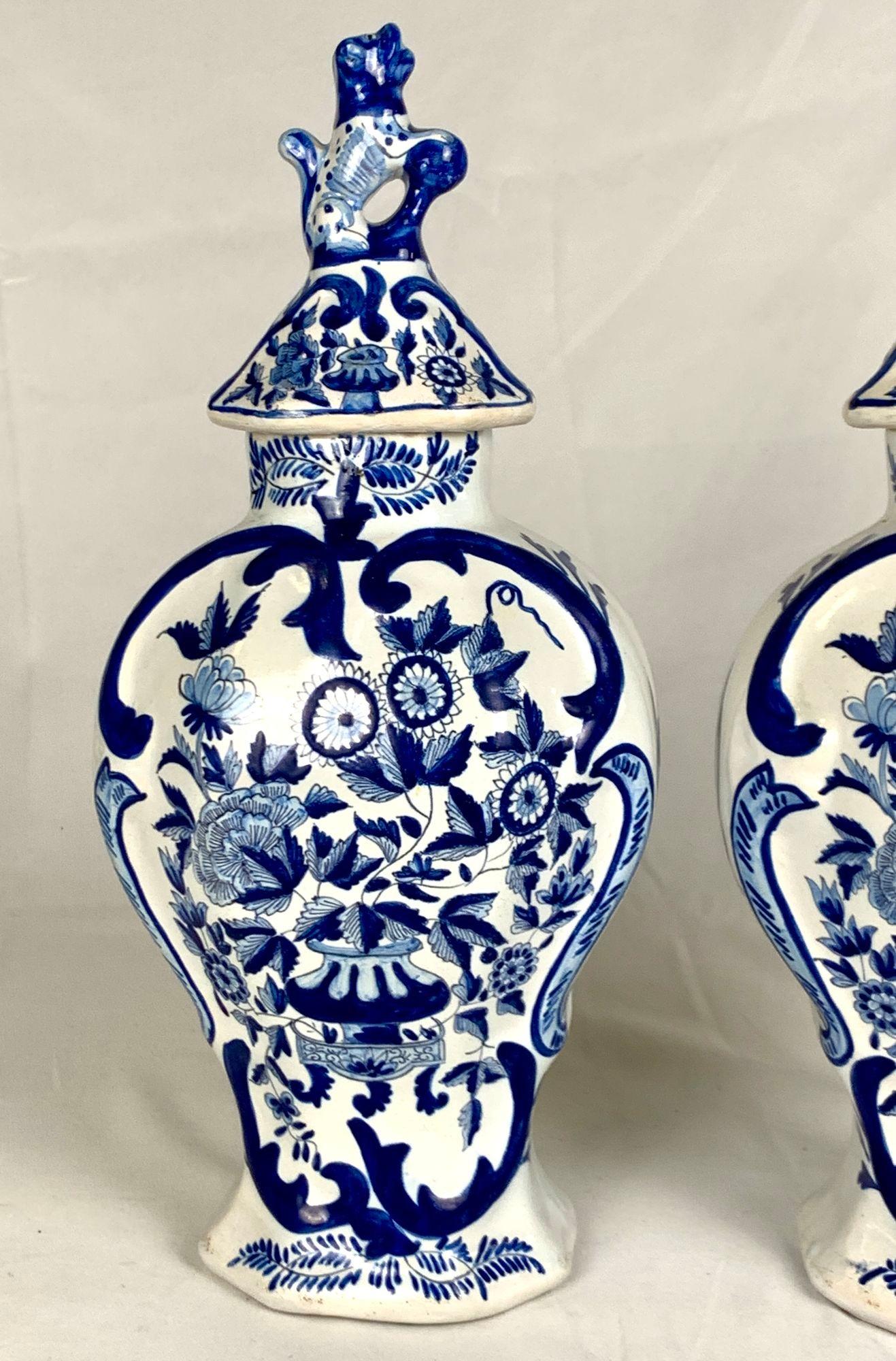 La decoración de este par de jarras holandesas de Delft en azul y blanco presenta intrincados motivos florales, follaje en volutas y un jarrón central, todo ello pintado a mano en dos tonos de rico azul cobalto. 
El cuadro tiene una gran energía,