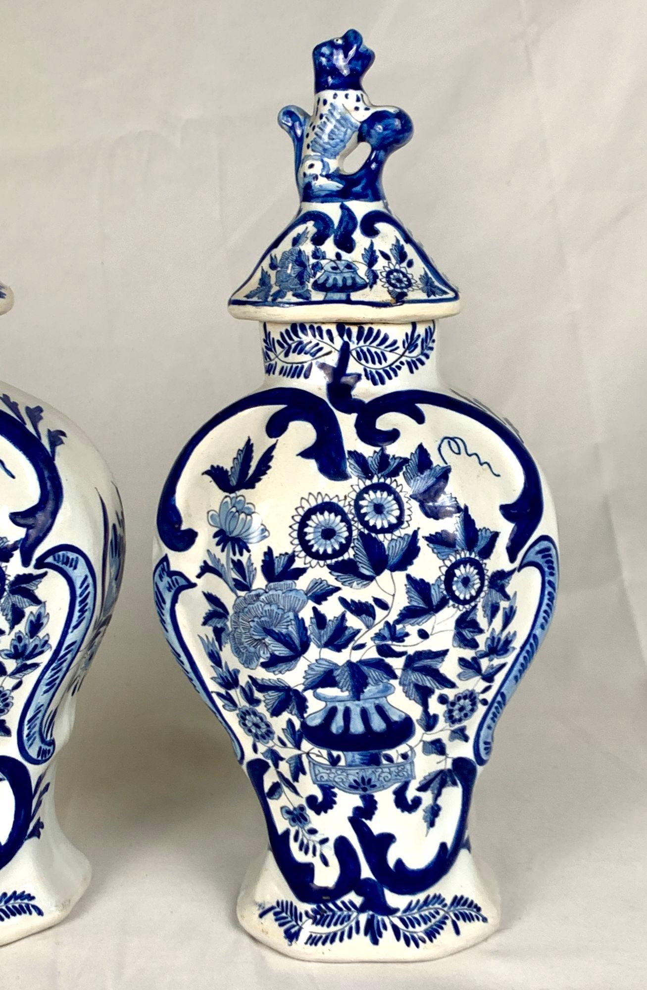 Pareja de jarras antiguas de Delft holandés azul y blanco Países Bajos Circa 1860 en Excelente estado para la venta en Katonah, NY