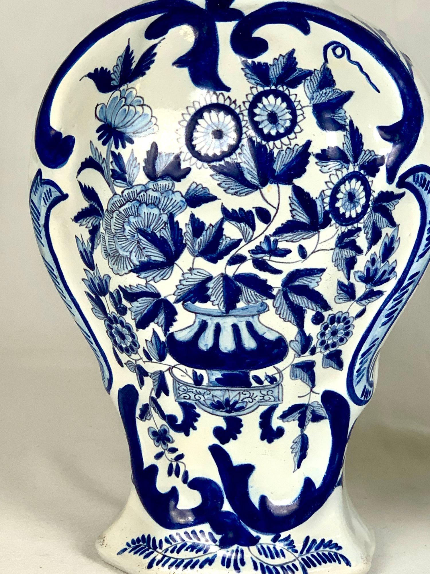 Pareja de jarras antiguas de Delft holandés azul y blanco Países Bajos Circa 1860 siglo XIX en venta