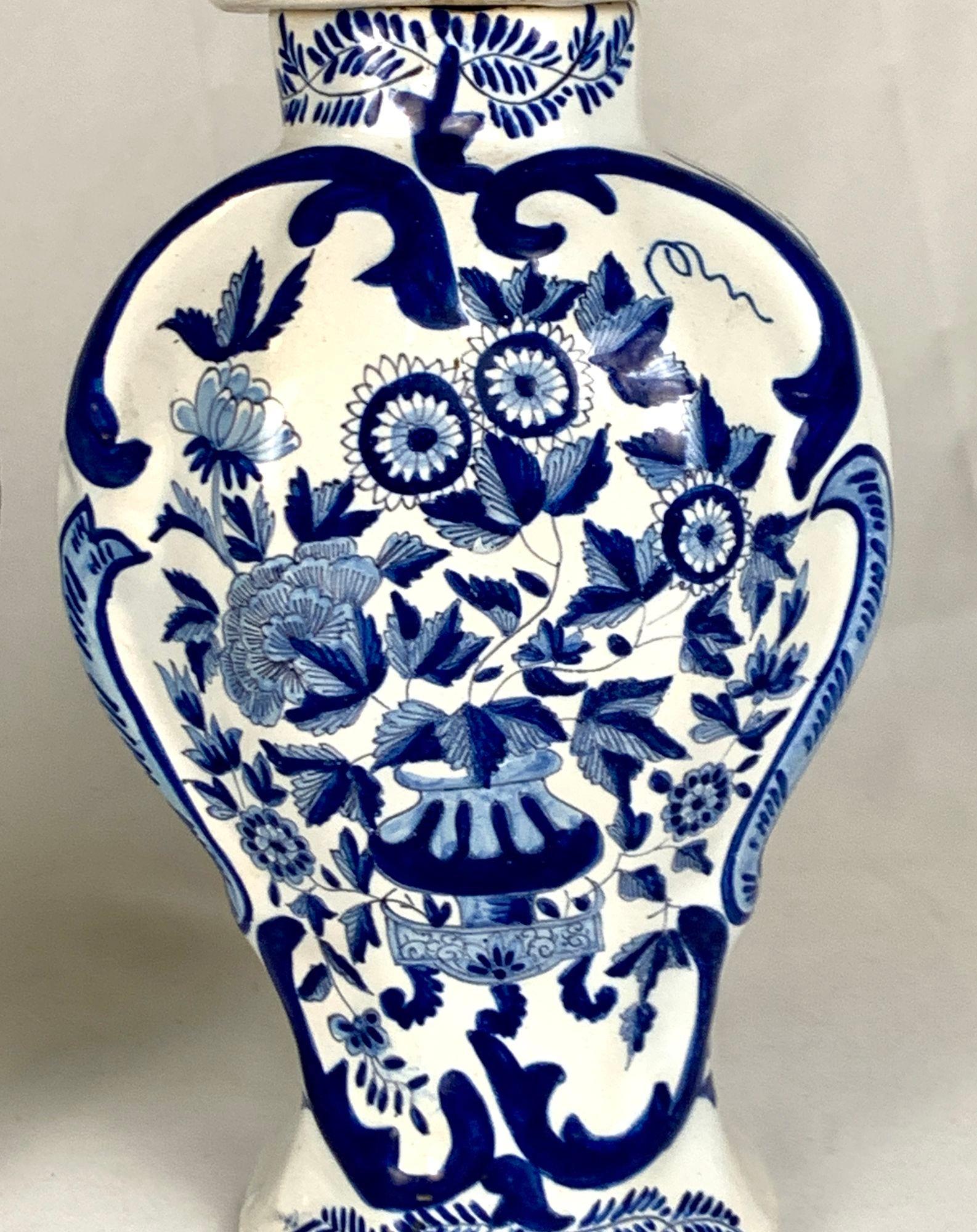 Pareja de jarras antiguas de Delft holandés azul y blanco Países Bajos Circa 1860 Cerámica de Delft en venta