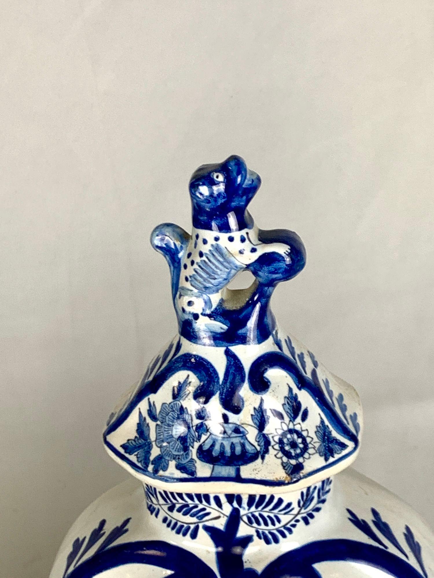 Pareja de jarras antiguas de Delft holandés azul y blanco Países Bajos Circa 1860 en venta 1