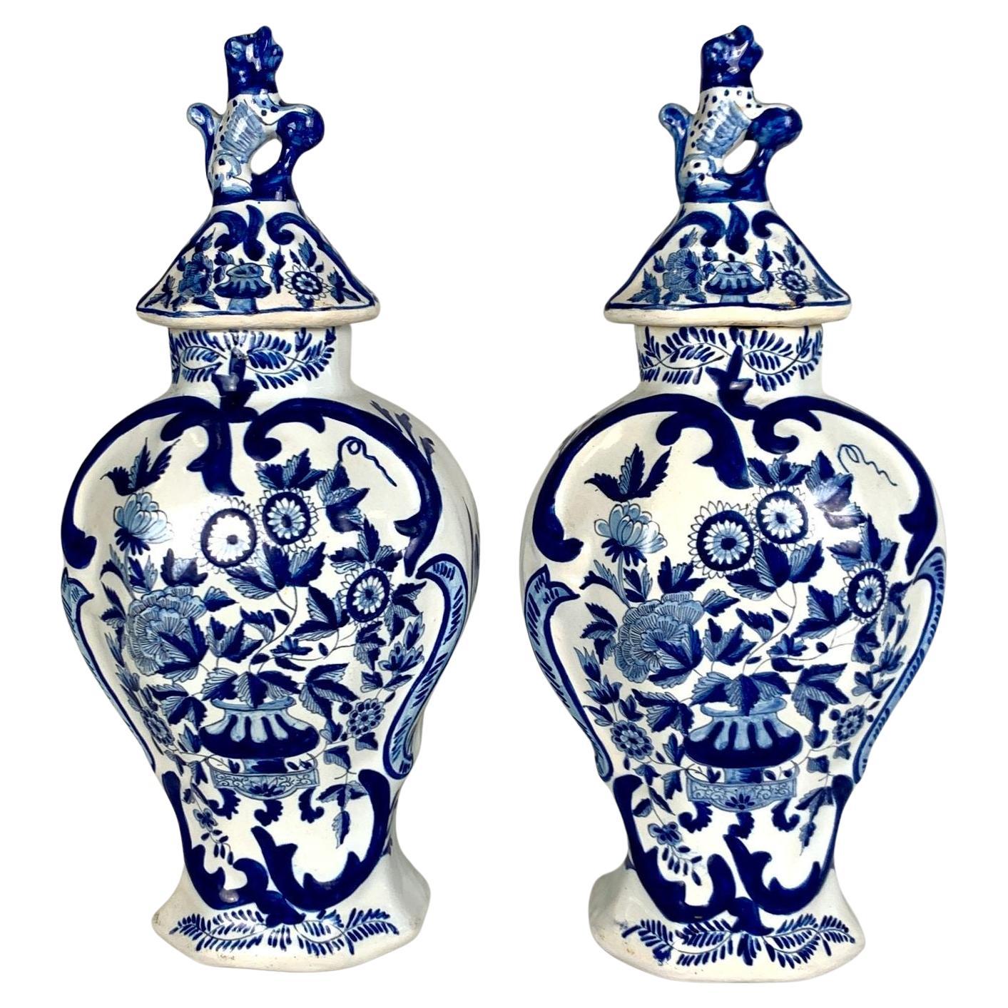 Pareja de jarras antiguas de Delft holandés azul y blanco Países Bajos Circa 1860 en venta