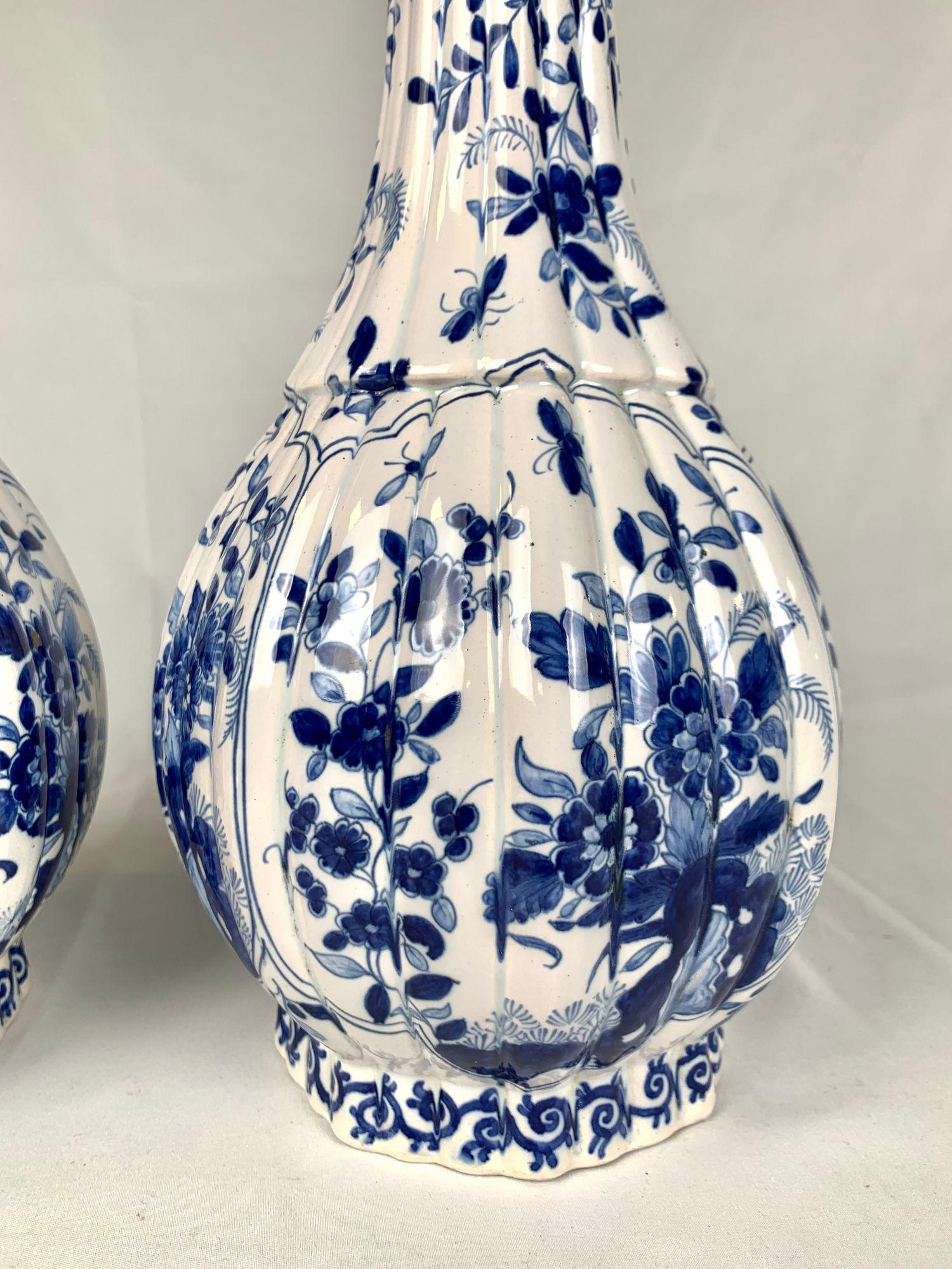 Olandese Coppia di antichi vasi Delft olandesi blu e bianchi in vendita