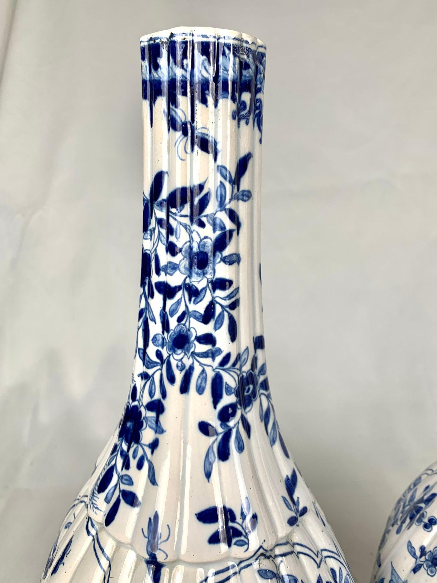 Dipinto a mano Coppia di antichi vasi Delft olandesi blu e bianchi in vendita